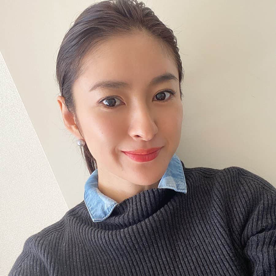 のインスタグラム：「今日はなんだか正統派気分 ベーシックすぎてもつまらないから ほんのりRED❤️ リップはfujiko @fujiko_brand の miniウォーターリップ 01 Monday このリップ ブロックみたいに連結できるの☺︎ fujikoの発想 とっても好き❤︎ #fujiko #miniウォーターリップ #cosmetics #makeup」