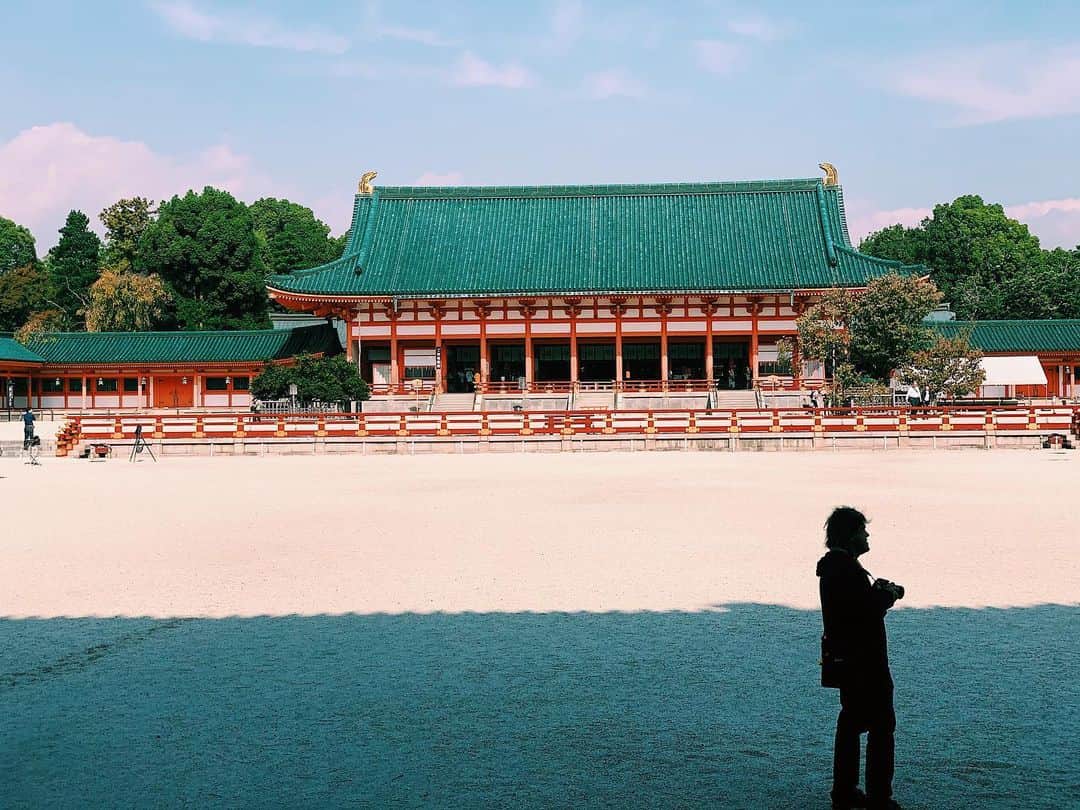 のインスタグラム：「なによりも色が綺麗でびっくりした  #jj #tflers #japan #kyoto #heianjingu  #instagood  #おみくじ引いたら #two hundred yenっていわれた #two hundred yen渡して紙もらったら #all Japanese ok?って言われた #とりあえずyupって言っておいた」