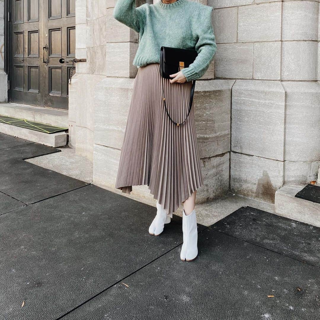 mixmatchisthekeyのインスタグラム：「obsessed with pleated skirt」