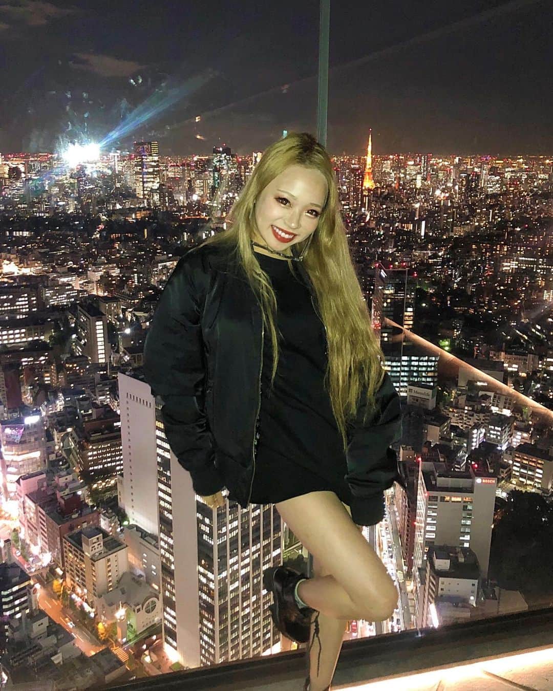 のインスタグラム：「先日、11/1にオープンした渋谷のニュースポット "渋谷スクランブルスクエア"に行ってきたよ🥰 . 私は夜に行ったんだけど、 展望台の夜景がもう💯💯💯💯💯 もはや言葉とかいらない！(笑) . バーもあって雰囲気が最高でした！ . 是非みんな行ってみて欲しい！！！！！！ 今度は昼間に行って場所探ししたいな〜💕 . . 昼間に夜の写真をすみません、、、(笑) . . . #cyberjapan #cjd_kei #cjd #サイバージャパン #サイバージャパンダンサーズ #渋谷スクランブルスクエア #渋谷スクランブルスクエア展望台 #夜景　#東京タワー　#渋谷　#shibuya」