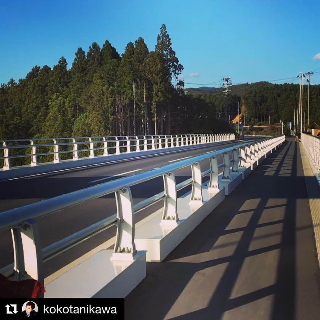 渡辺香津美のインスタグラム：「絶景です❣️ #Repost @kokotanikawa with @get_repost ・・・ #気仙沼大島大橋  #復興のシンボル  Bridge over troubled water ですね。  2011年の震災によって気仙沼の離島/大島の人々が、長期間孤立を余儀なくされたことを教訓に架けられた橋だそうです。災害に強く耐久性に優れ、維持管理や景観にも配慮した設計として評価が高く、復興のシンボルとなっているそうです。  透明度の高い気仙沼の海を360度見渡せる絶景ポイント。感動しました。静かなる水面にも感謝。」