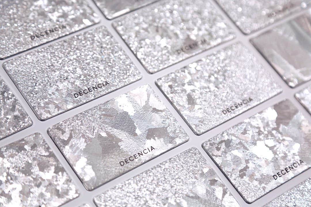 DECENCIA(ディセンシア)さんのインスタグラム写真 - (DECENCIA(ディセンシア)Instagram)「まるで輝く月面のように、ひとつひとつ違った表情を持った錫(すず)製のミラー。 デザイン性の高い錫製品を手掛けるNAGA+(ナガエプリュス)に、ひとりひとりの肌を見つめるディセンシアの姿勢を、錫という素材で表現していただきました。 唯一無二の模様を生み出しているのは、NAGAE+独自のクリスタライズド技術。 こうして並べると似たような模様に見えつつも、1枚1枚が個性を持った輝きを放ち、その美しさはいくら眺めていても飽きません。 ・ 11月1日(金)よりディセンシア伊勢丹新宿店で限定発売される、ディセンシー ホリデーセットをご購入の方に、DECENCIA×NAGAE+オリジナルミラーをもれなくプレゼントさせていただきます。 ・ DECENCIA伊勢丹新宿店 東京都新宿区新宿3-14-1 2F TEL 03-3354-2470 ・ //////// NAGAE+ @nagaeplus  #ディセンシア #ディセンシー #ディセンシーホリデーセット #ホリデーセット #限定 #限定セット #最高峰 #nagaeplus #ナガエプリュス #NAGAE #ナガエ #ミラー #コラボ #錫 #mirror #DECENCIA #decencia #敏感肌化粧品 #医薬部外品 #薬用 #オイル美容 #美容オイル #敏感肌スキンケア #エイジングケア #敏感肌でも安心 #伊勢丹新宿店 #伊勢丹 #isetan #cosme #cosmetics」11月6日 12時36分 - decencia_official