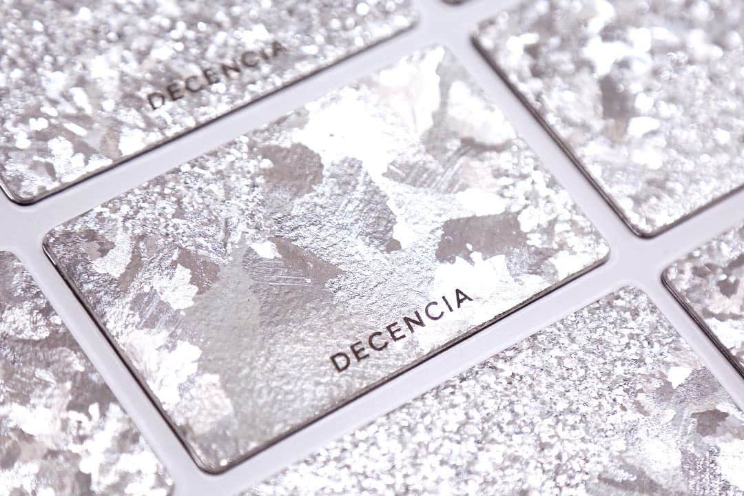 DECENCIA(ディセンシア)さんのインスタグラム写真 - (DECENCIA(ディセンシア)Instagram)「まるで輝く月面のように、ひとつひとつ違った表情を持った錫(すず)製のミラー。 デザイン性の高い錫製品を手掛けるNAGA+(ナガエプリュス)に、ひとりひとりの肌を見つめるディセンシアの姿勢を、錫という素材で表現していただきました。 唯一無二の模様を生み出しているのは、NAGAE+独自のクリスタライズド技術。 こうして並べると似たような模様に見えつつも、1枚1枚が個性を持った輝きを放ち、その美しさはいくら眺めていても飽きません。 ・ 11月1日(金)よりディセンシア伊勢丹新宿店で限定発売される、ディセンシー ホリデーセットをご購入の方に、DECENCIA×NAGAE+オリジナルミラーをもれなくプレゼントさせていただきます。 ・ DECENCIA伊勢丹新宿店 東京都新宿区新宿3-14-1 2F TEL 03-3354-2470 ・ //////// NAGAE+ @nagaeplus  #ディセンシア #ディセンシー #ディセンシーホリデーセット #ホリデーセット #限定 #限定セット #最高峰 #nagaeplus #ナガエプリュス #NAGAE #ナガエ #ミラー #コラボ #錫 #mirror #DECENCIA #decencia #敏感肌化粧品 #医薬部外品 #薬用 #オイル美容 #美容オイル #敏感肌スキンケア #エイジングケア #敏感肌でも安心 #伊勢丹新宿店 #伊勢丹 #isetan #cosme #cosmetics」11月6日 12時36分 - decencia_official