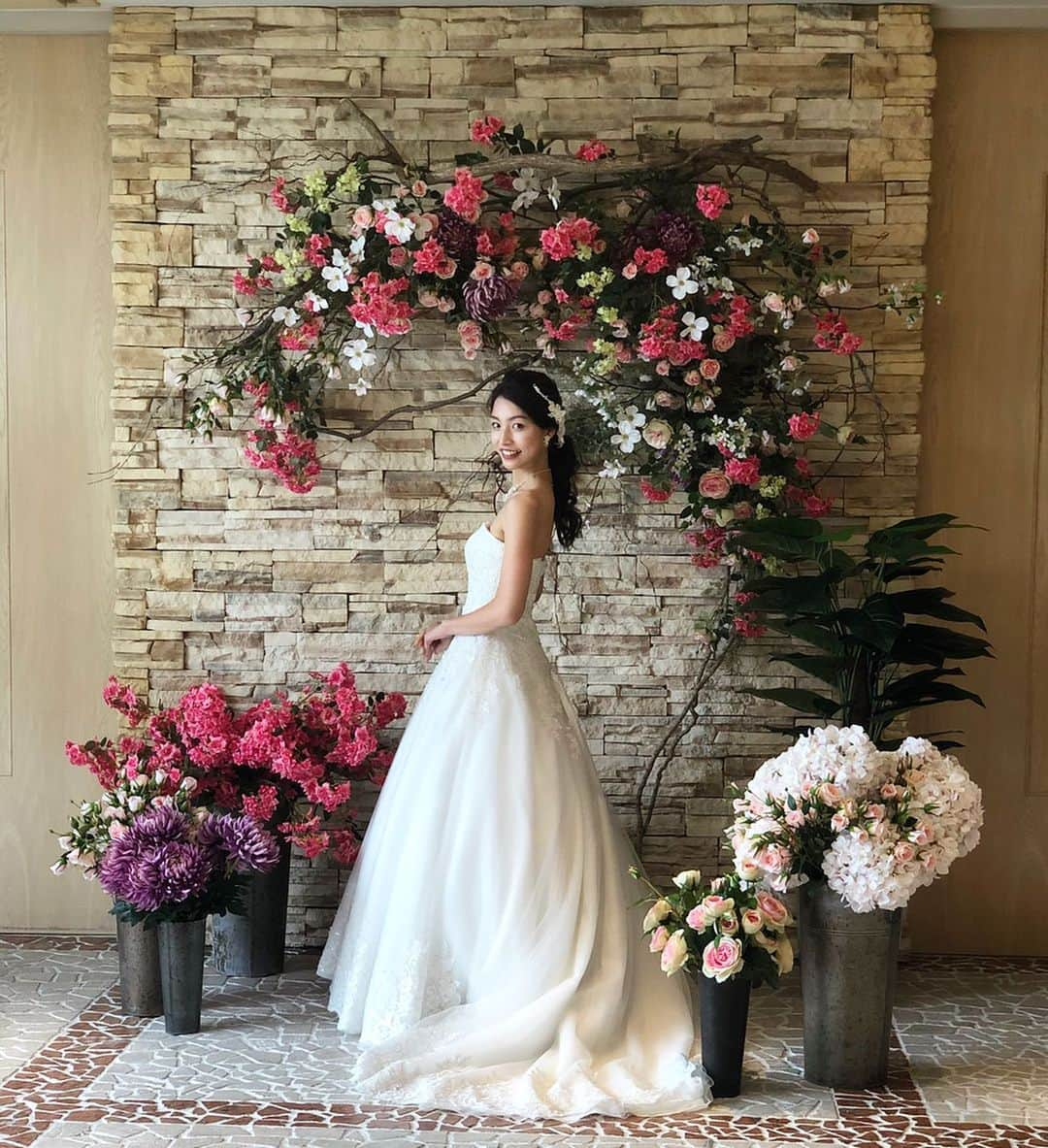 茨木菜緒さんのインスタグラム写真 - (茨木菜緒Instagram)「. bridal show🤵❤️👰 . 可愛い式場に可愛いドレス💕💐 可愛いに囲まれて幸せいっぱいなshowでした🥰 .  #bridal #ブライダル #show #ショー #model #モデル #エルグモデル #wedding #ウェディング #dress #ドレス #エルグモデルがいっぱいで嬉しかった😊💫💫」11月6日 12時38分 - kudonao2218