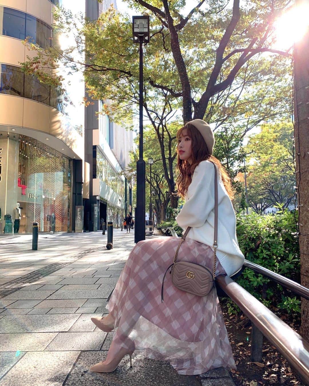 舟山久美子（くみっきー）さんのインスタグラム写真 - (舟山久美子（くみっきー）Instagram)「今日は朝からお仕事🥰✨ 朝日の木漏れ日が気持ちいい。  ほんとに朝の光が、とてつもなく好きです🌞  今日も皆さま、すてきな一日になりますように✨ お洋服タグ付けしておきますね🙆‍♀️🏷 #ootd #fashion #秋服 #morning」11月6日 12時40分 - kumikofunayama