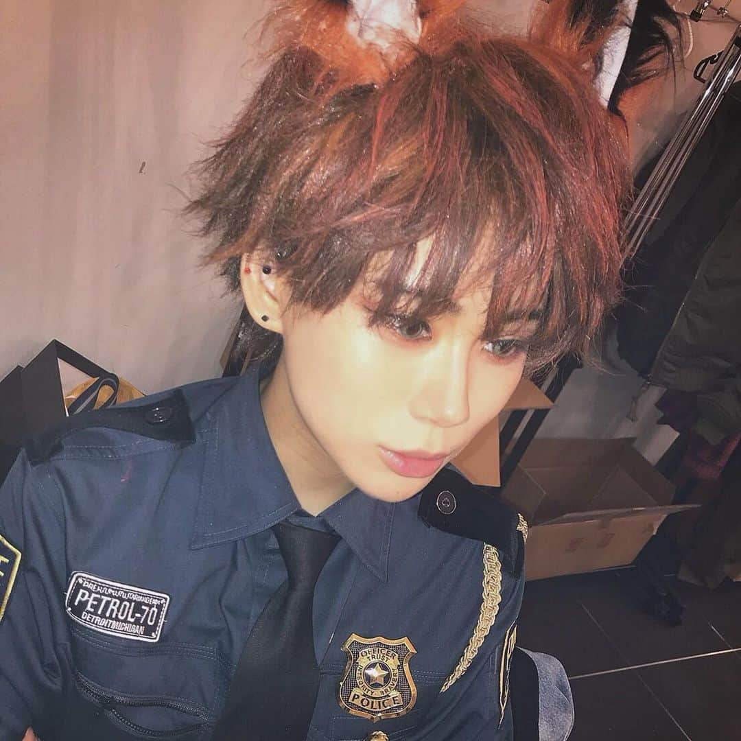 末吉咲子さんのインスタグラム写真 - (末吉咲子Instagram)「今更 #ハロウィン パーティーの時の😂 去年は執事で今年は、 #ズートピア の #ニックワイルド さん🦊 次の季節のイベントはクリスマスパーティーかー。真咲は楽しそうで嬉しい☺️👍笑 わたしゃインスタ毎日投稿したいのに投稿することなさすぎて悲しいよ😫笑 からくだらないものでも投稿していこ。 #할로윈 분장은 올해는 #닉와일드 하지만 나는 영화는 안봤지😅ㅋㅋㅋ 이거 한국에서도 인기많았던 작품인가요??」11月6日 12時47分 - kiko_kiko920