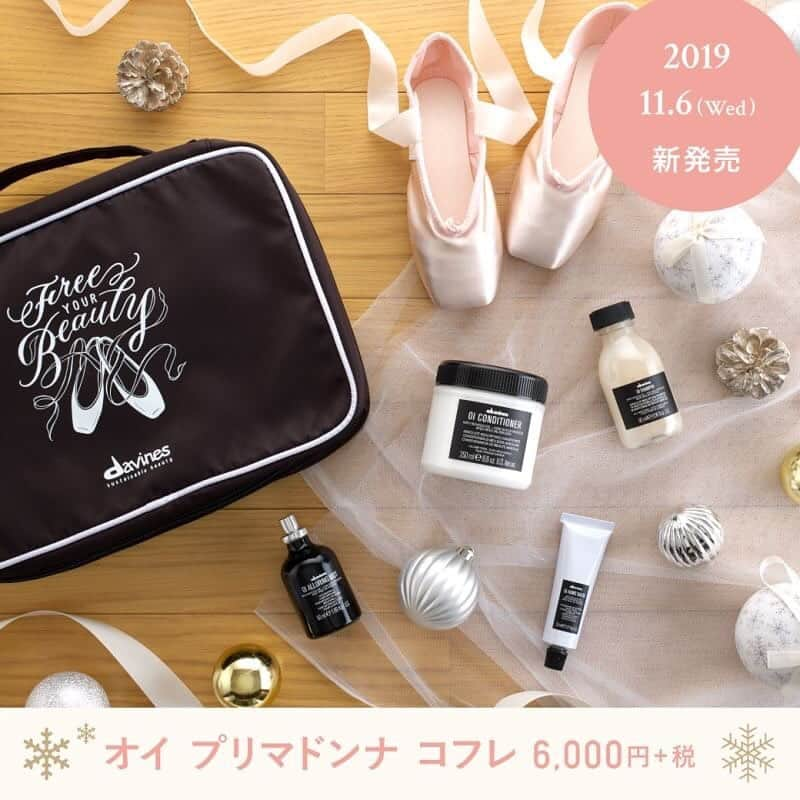 ダヴィネスさんのインスタグラム写真 - (ダヴィネスInstagram)「. 【11.6(水)  発売開始!!】 2019クリスマスコフレ🎁 . 今年もダヴィネスから、 この季節にしか出会えない 3つの特別なコフレをお届けします🎄⛄ . ❄オイ プリマドンナ コフレ ￥6,000+税 ブランド内人気No.1シリーズ 〜「オイ」から理想の艶髪へ導く 魅力的なアイテムが詰まった限定コフレ〜 . ❄サークルクロニクルズ  ツヤ髪 セット ￥2,000+税 . ❄サークルクロニクルズ  ダメージケア セット ￥2,000+税 〜あらゆるシーンに合わせて選べる スカルプ・ヘアマスクシリーズ 「サークルクロニクルズ」から 「幸運の贈り物」をテーマにした 2種のクリスマス限定パッケージ〜 . ＜販売期間＞ 11月6日(水)～12月31日(火) . ※数量限定のため、なくなり次第終了となります。 . それぞれの異なる魅力がギュッと詰まった とっておきのコフレを是非お見逃しなく🎅 . #davines #davinessalon #sustinability #sustainablebeauty #madeinitaly #parma #christmas #coffret #oi #thecirclechronicles  #ダヴィネス #ダヴィネスサロン #サステナビリティ  #クリスマスコフレ #本日発売 #数量限定 #ツヤ髪」11月6日 12時53分 - davinesjapan