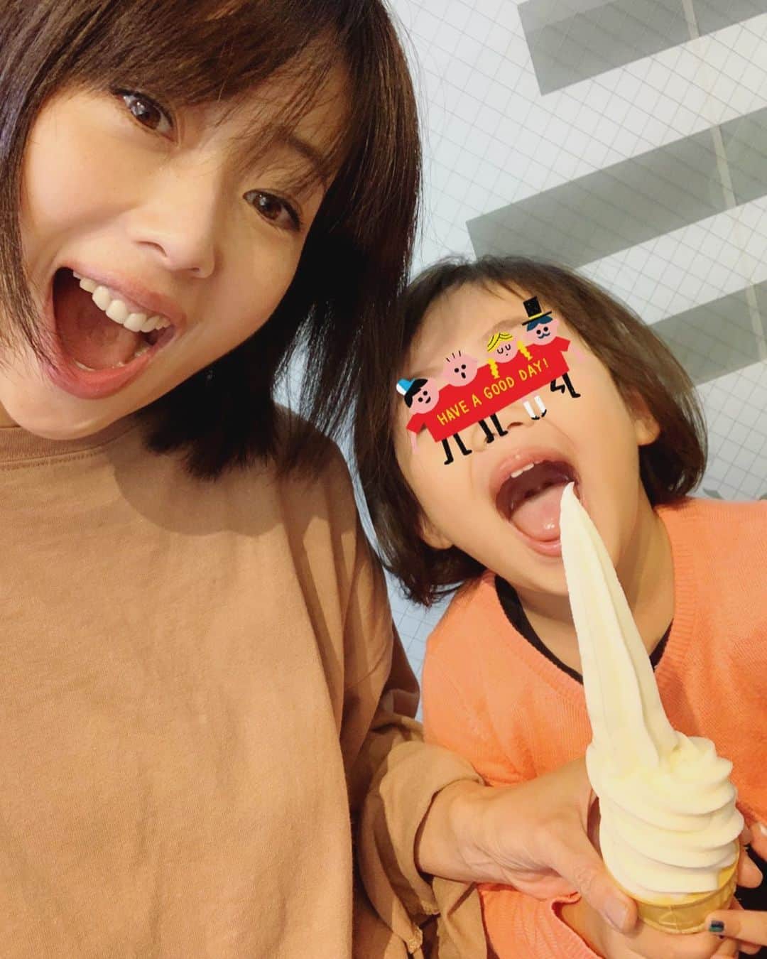 井上和香さんのインスタグラム写真 - (井上和香Instagram)「お約束のアイス🍨 私の大好きなアイスですが、娘が全部食べました😭😭😭 気に入ってくれたなら良かったよ🤣💕 . #白一 #生アイス #残してくれることを期待したのに #コーンまで完食されました #ご褒美アイス」11月6日 13時05分 - inoue_waka