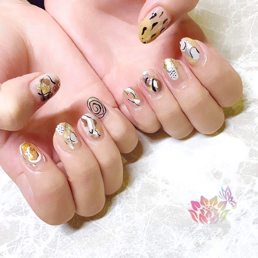 ネイルアーティストRYさんのインスタグラム写真 - (ネイルアーティストRYInstagram)「. 芸術の秋ネイル💅🏻🍁✨ . ネイルアートを楽しく👩🏻‍🎨🎨🍂✨ . #ネイリスト #ネイルアーティスト #ネイルアート #ネイルチェンジ #ネイルサロン #大阪ネイルサロン #ネイルスクール #ネイル動画 #ジェルネイル #ネイルデザイン #絵の具ネイル #ホイルネイル #金箔ネイル #銀箔ネイル #ベージュネイル #クリアネイル #デザインネイル #トレンドネイル #シンプルネイル #ショートネイル #秋ネイル #autumnnails #美甲 #日式美甲 #日式美甲胶 #日本美甲师 #日本美甲老师 #美甲上课 #日本胶」11月6日 13時06分 - nail_artist_rm