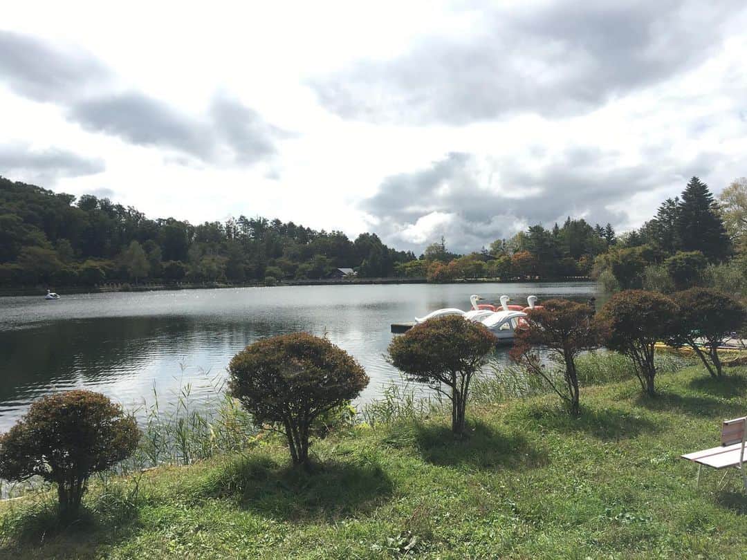 山崎丹奈さんのインスタグラム写真 - (山崎丹奈Instagram)「マイナスイオンたっぷり補充できたお休み。新鮮な空気、土や木々の香り、水面の揺れ、何も考えずにぼーっとしてきました。呼吸するだけの時間を受け入れてくれる。すき。」11月6日 13時31分 - ninayamazaki