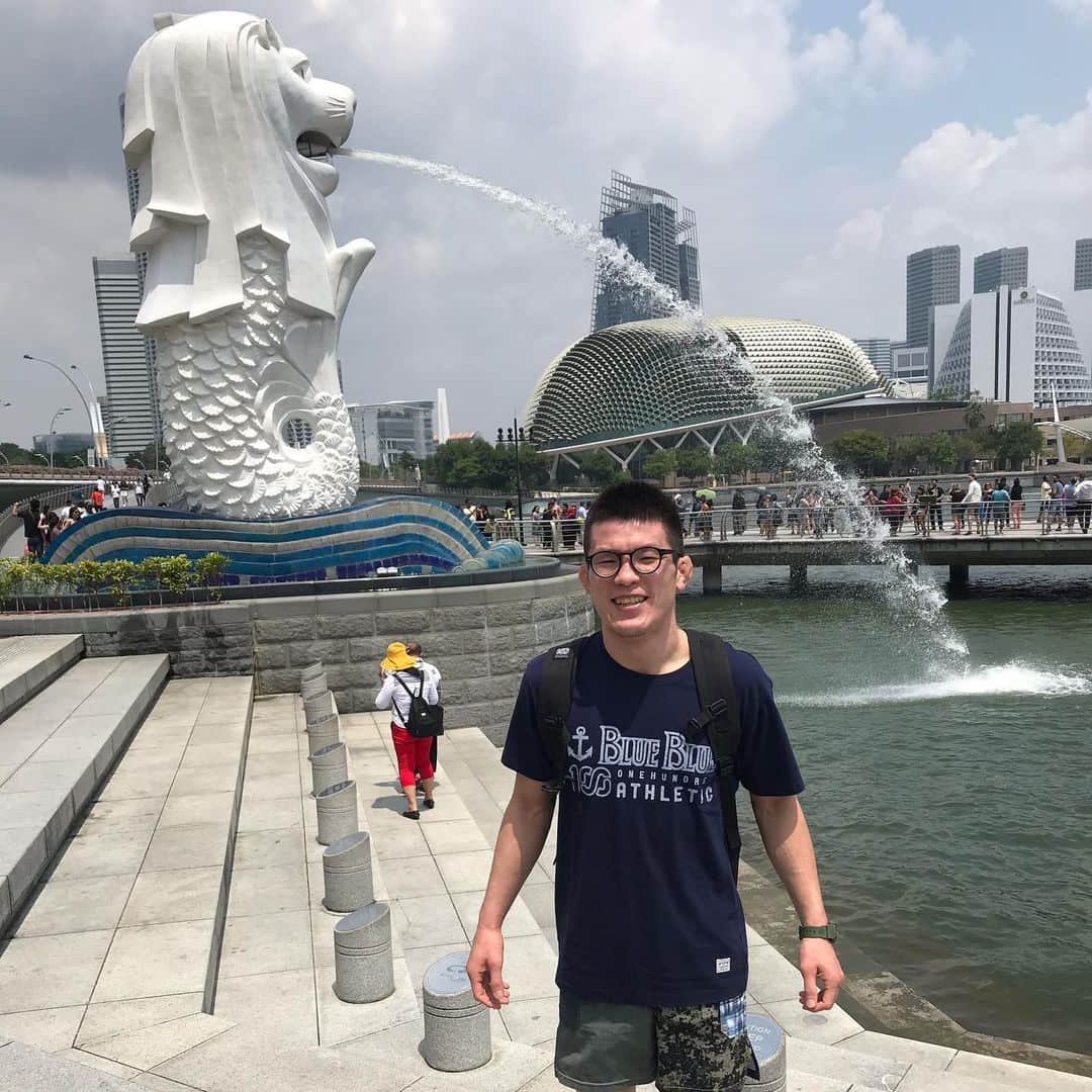 青木真也のインスタグラム：「シンガポールにきました。格闘技とは別の仕事で来ることになるとは。#singapore #shinyaaoki #青木真也 #シンガポール#マーライオン#onehundredathletic」