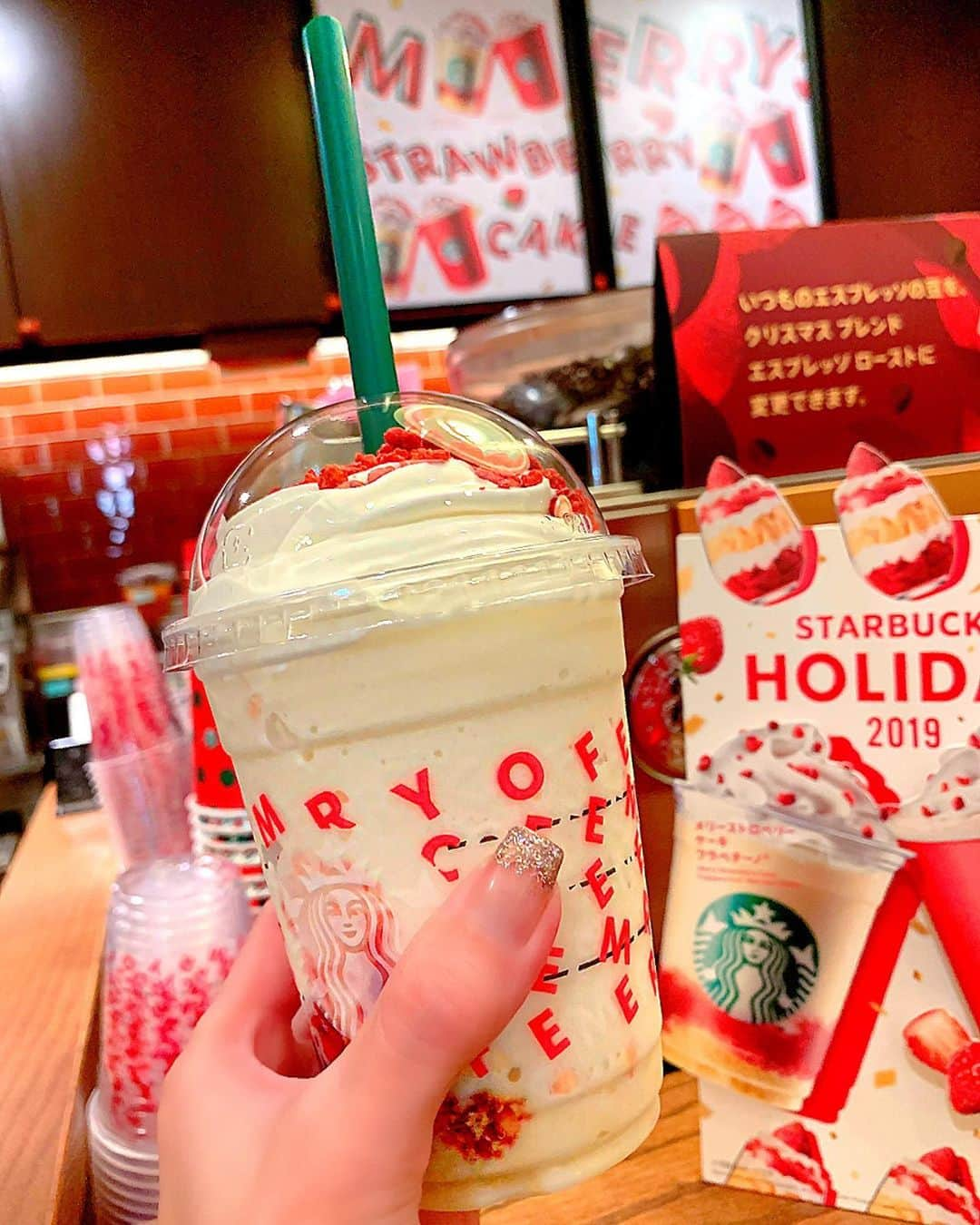 百合華さんのインスタグラム写真 - (百合華Instagram)「🎄MERRY STRAWBERRY CAKE FRAPPUCCINO🎄﻿ ﻿ #神戸 ﻿ #北野 ﻿ #異人館 ﻿ #異人館カフェ ﻿ #カフェタイム ﻿ #スタバ ﻿ #starbuckscoffee ﻿ #国登録有形文化財 ﻿ #歴史的建造物 ﻿ #お気に入り ﻿ #メリーストロベリーケーキフラペチーノ﻿ #フラペチーノ﻿ #期間限定」11月6日 13時47分 - yurika.lovelily