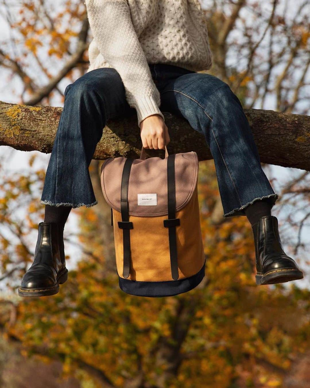 Jack Of All Tradesさんのインスタグラム写真 - (Jack Of All TradesInstagram)「【SANDQVIST】 @sandqvistbags ⠀ 🍁STIG🍁⠀⠀ SANDQVISTのデザインの中で最もクラシックなスタイルとなるSTIGは、オーガニックコットンキャンバスと100%再生ポリエステル、高品質のトップグレインレザーを使用しています。年月を経てより美しく、一つ一つ違う独特の風合いを出してくれるこのシリーズは、クラシックなデザインを愛するすべての人へ向けて丁寧に作られる、ブランド定番人気のシリーズです。⠀ ⠀ 🌞11/9(土)・11/10(日) 広島袋町公園にて開催されるThe trunk market( @trunkmarket.hiroshima)でもSTIG限定カラー販売いたします！ぜひご覧ください👝🐿 ⠀⠀⠀⠀ #sandqvist #サンドクヴィスト #バックパック #thetrunkmarket #ザトランクマーケット #トランクマーケット #袋町公園 #広島 #蚤の市」11月6日 13時52分 - jack_joat