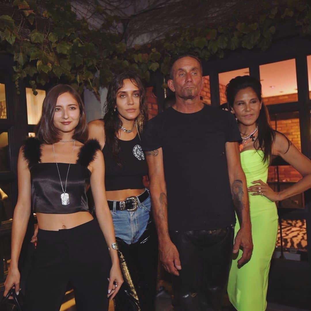 のインスタグラム：「Celebrating the 20th of @chromeheartsofficial Aoyama with designer Richard Stark and family @jessejostark singing live🎙  クロムハーツ20周年を記念してデザイナーのリチャード・スタークとファミリーが来日🔗 娘のJesseがライブを披露。 話したら気さくで可愛かった🖤」