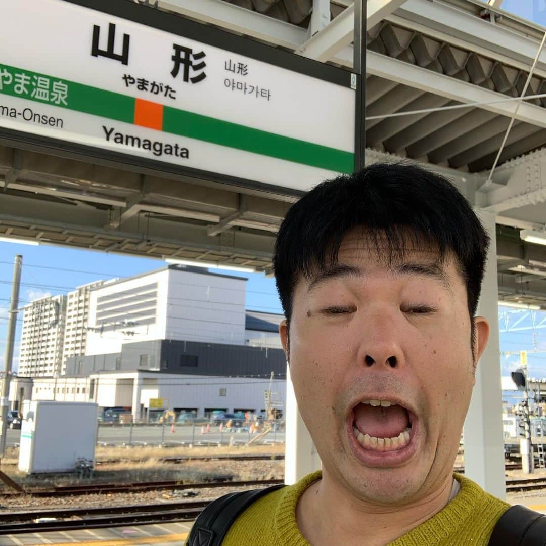 西川晃啓のインスタグラム：「気絶山形  介護レクリエーション終わりに気絶  #あるある探検隊#レギュラー#気絶#気絶の日々#ギャグ#営業#山形#福祉のしごと就職フェア#山形ビッグウィング」