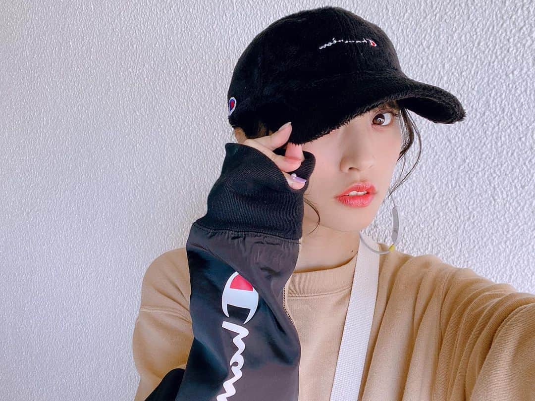根岸愛のインスタグラム：「new Champion cap🧢 寒い季節使用❄️ ふわふわ〜🥳 #champion #cap #fashion #champion女子 #チャンピオン #チャンピオン女子」