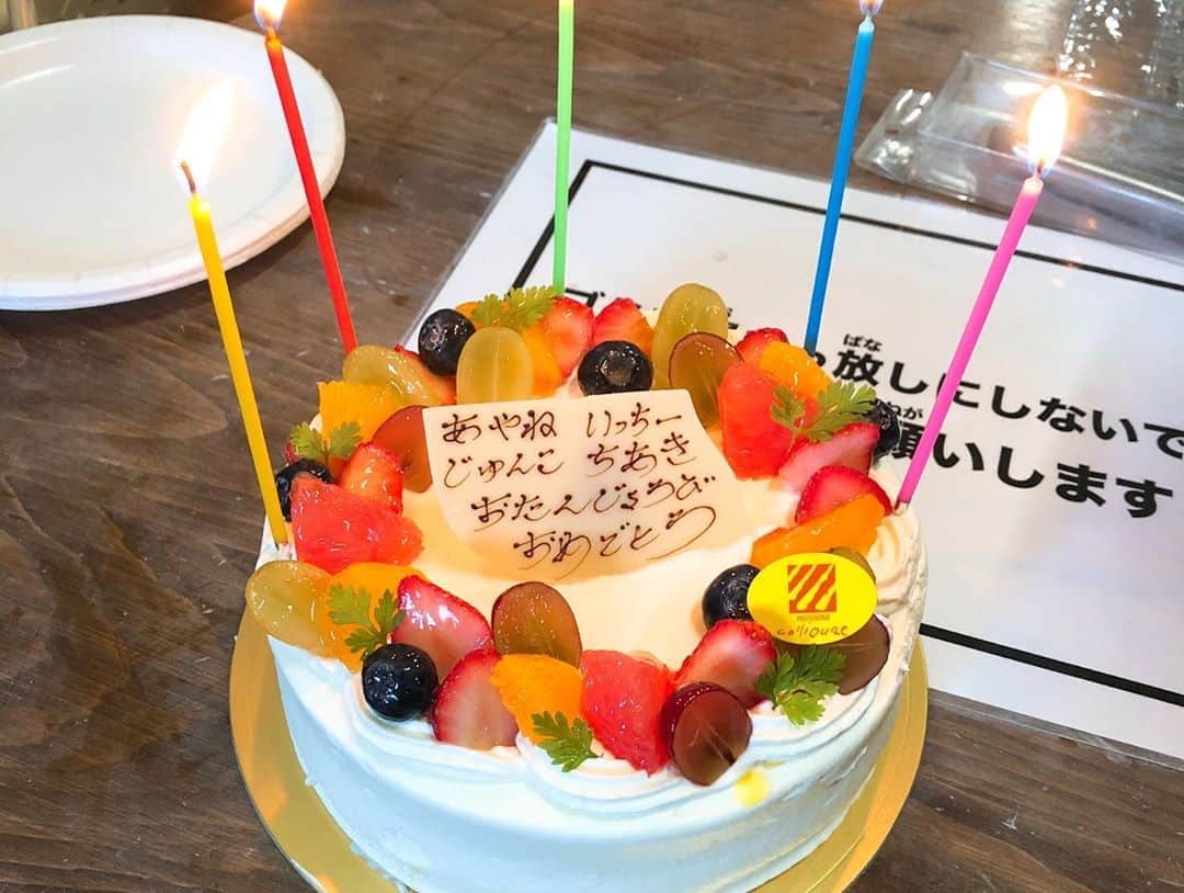 坂井絢音さんのインスタグラム写真 - (坂井絢音Instagram)「11/1に23歳の誕生日を迎えました。 もうすっかり大人の歳になってしまった、、 . . 沢山のお祝い、メッセージ、 大変ありがとうございました。 今でも祝ってもらえる事がとても幸せです😭 . 今年も @momokakaneko とお祝いしたよ🍑🍑🍑 毎年ありがとう！！ ナイスハタチ！ . シェアでも4人も居るからお祝いしたよ🥂 今年はピザパ🍕🍽 . 皆さま、ありがとうございました🙇‍♂️🙇‍♂️ 23歳も宜しくお願いします🙇‍♂️ . . #誕生日 #happybirthday  #知ってる限り同じ誕生日8人居る #こわい #載せたい写真山程 #ありがとうが止まらない」11月6日 14時14分 - ayane_da9