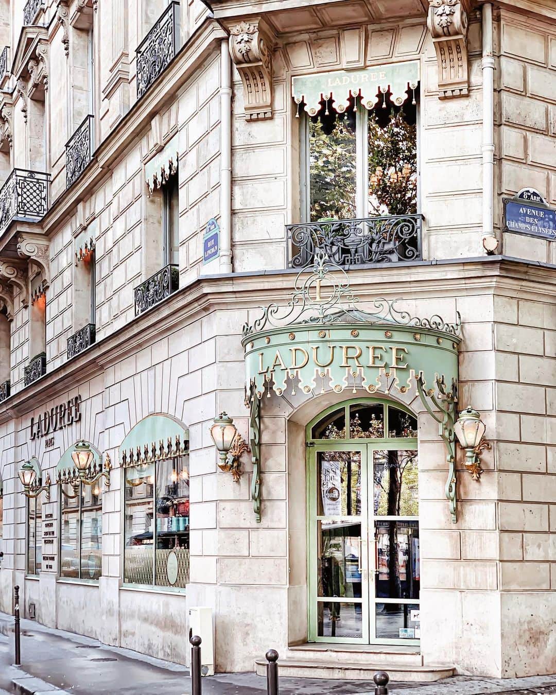 Yukicoさんのインスタグラム写真 - (YukicoInstagram)「𝕝𝕒𝕕𝕦𝕣𝕖𝕖 ‥‥‥‥‥‥‥‥‥‥‥‥‥‥‥‥‥‥‥‥‥‥‥‥‥‥‥‥‥‥‥‥‥‥ #building#architecture#streetphotography#parisinteriors#parisinteriordesign#paris#parisienne#paris_bigcity#paris_tourisme#paris_vacations#paris_focus_on#parisianlifestyle#pariscitylove#parisbyday#parisvibes#parisiloveyou#wonderful_place#coffeenclothes#cups_are_love#vscocoffee#pariscafe#parisfilmes#yukicoinparis#ladureeparis#ladureechampselysees#ラデュレパリ#シャンゼリゼ通り#パリカフェ#パリスイーツ」11月6日 14時22分 - yukicolifecom