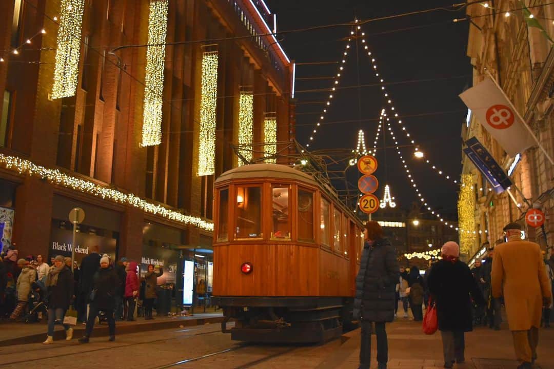 mikanoguchiのインスタグラム：「11. 2018  Helsinki, Finland Christmas illumination and an old wooden tram on Aleksanterinkatu Street . *This year the Christmas lights will start on Nov 24 :) .  #Helsinki#aleksanterinkatu#visitfinlandjp#visithelsinki#visitfinland#myhelsinki#christmas#christmaslights#nordicchristmas#travelpics#travelphotography #nikonphotography#nikond5500#北欧旅行#ヨーロッパ旅行#世界の風景#フィンランド#フィンランド留学#クリスマス#イルミネーション#ニコン倶楽部#たびノグ」