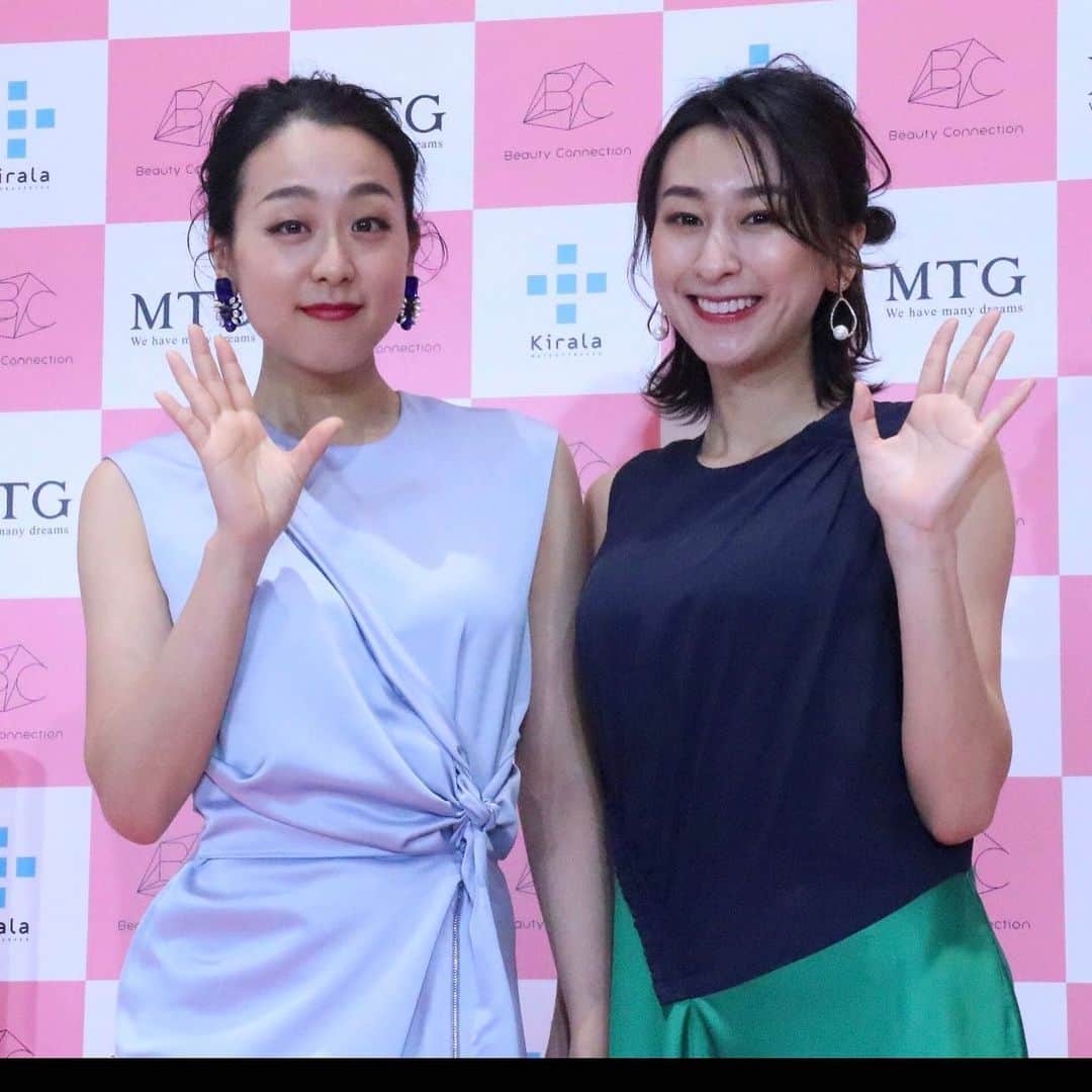 美的 Biteki's official Instagram! さんのインスタグラム写真 - (美的 Biteki's official Instagram! Instagram)「浅田真央さん、浅田舞さんが登場💕 MTGが“美の情報発信拠点”として新ブランド「Beauty Connection（ビューティーコネクション）」を創設！MTG初となる美容エンターテイメント施設の一号店が東京・銀座に11月8日オープンします✨﻿ ﻿ 本日のイベントでは、フィギュアスケーターの浅田真央さんと、スポーツキャスター・フィギュアスケーターの浅田舞さんが登場し、自身の美の秘訣や内面のケアについてのトークショーが行われました！﻿ ﻿ 同社のウォーターサーバーブランド、キララのアンバサダーでもある真央さんは、自身の体型維持や美について、「食べたらその分運動しているほか、こまめに水を飲んでいます」とのこと。舞さんも「朝起きて水を飲むようになってから、より体の調子が良くなりました」と語ります。﻿ ﻿ 一号店の「Beauty Connection Ginza」は、美容機器＆コスメ、フード・ドリンク、美容医療、ヘアスタイルの4つのフロアで構成されており、専門家によるカウンセリングなどによって美容ライフをトータルでサポート。﻿ ﻿ 1階のインスピレーションサロンには、リファの大人気美容機器が勢ぞろい！自由に試せすことも可能です🌟﻿ ﻿ そのほか、真央さんが飲んでいた美容成分たっぷりのジュースを提供するドリンクスタンドも併設。手軽に美をチャージできちゃいます🍀﻿ ﻿ ぜひ足を運んでみてくださいね♪﻿ ﻿ #MTG #ビューティーコネクション #リファ #リファカラット #エンターテインメント #浅田真央 #浅田舞 #美容機器 #コスメ #フード #ドリンク #美容医療 #ヘアスタイル #ヘア #カウンセリング #サポート﻿ #銀座 #Ginza #美容 #ビューティー #美的 #bitekicom」11月6日 14時26分 - bitekicom