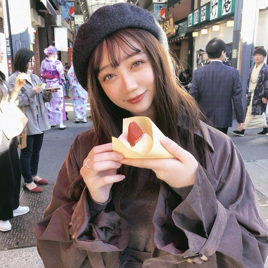 小澤しぇいんさんのインスタグラム写真 - (小澤しぇいんInstagram)「大好きないちご大福🍓 お腹空いた時は不機嫌なのでおざわに餌やりすれば上機嫌に戻ります。🐰」11月6日 14時43分 - 1217_shane