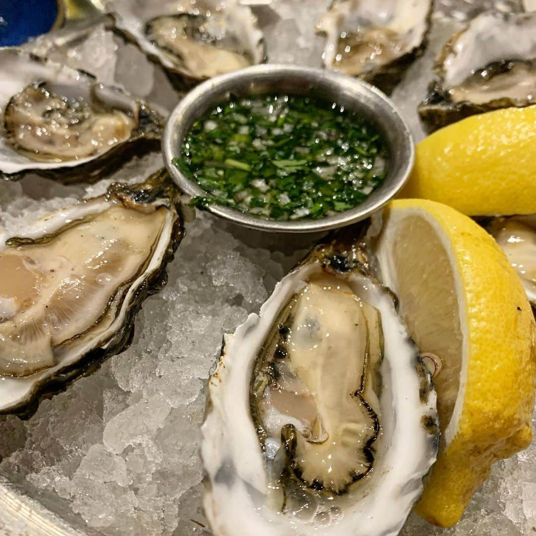 のインスタグラム：「○生牡蠣で晩酌○ ・ カリフォルニア産生牡蠣 サフランバター蒸しムール貝 ・ 日本の生牡蠣より小ぶりであっさり。お店の名前でもある#hogisland のものをチョイス👌🏼いくらでもいけそうだけど、もう少し旅は続くので控えめに☺︎ ・ 今日はナパバレーに来ています。今まで中継地のラスベガス以外はほぼ、辺鄙なところにいたので久々の都会的な街。都会的な味。 ・ 牡蠣は熊本産もおいてありました #生牡蠣　#牡蠣　#魚介　#ムール貝　#マッソー　#oyster #晩酌　#晩酌 #晩ごはん #夕飯 #おうちごはん #shell #夜ごはん #dinner #mussels #旅ごはん」
