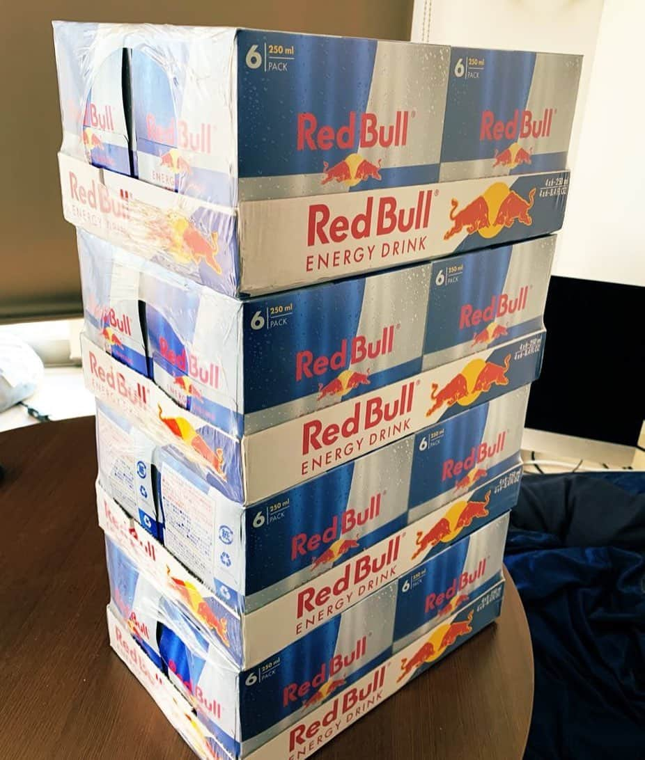 けんつめしのインスタグラム：「俺の翼がこんなにも！ #givesyouwings #redbull」