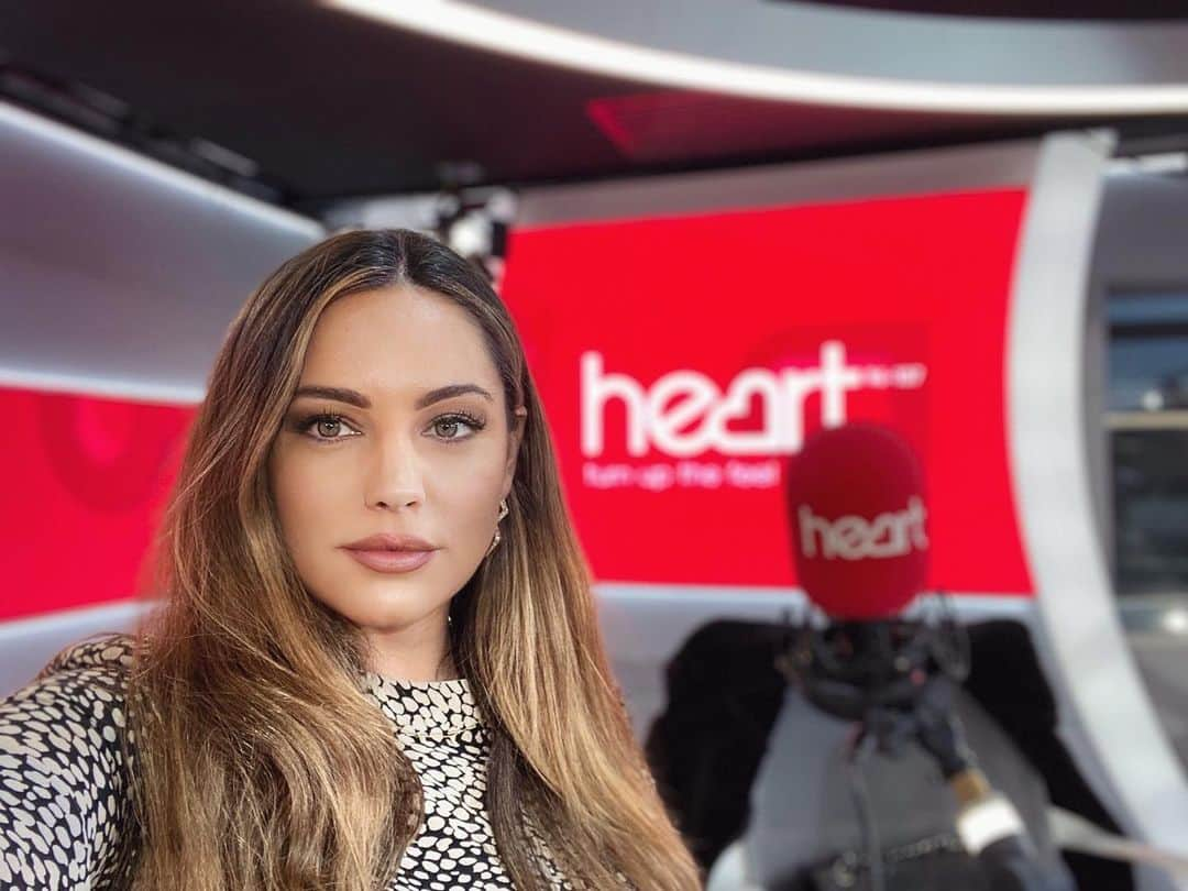 ケリー・ブルックさんのインスタグラム写真 - (ケリー・ブルックInstagram)「Back in the Studio @thisisheart 🎧」11月7日 1時33分 - iamkb