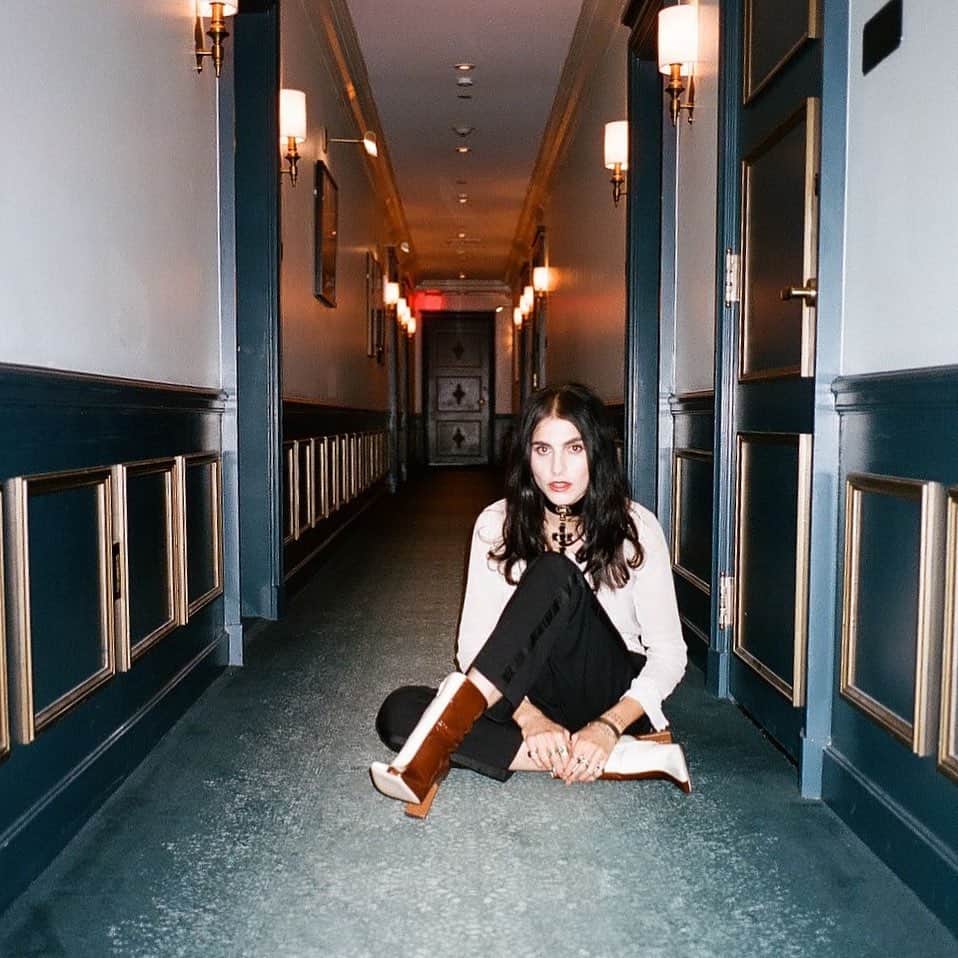 ラングリー・フォックスのインスタグラム：「I fell down and I won’t get up. 📷 @emilyknecht (happy birthday 🎈🔥🍝)」