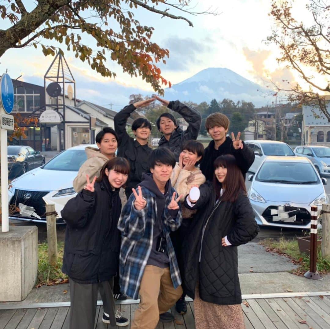 渡辺梨夏子のインスタグラム：「週末は秋の良いとこドリ🍁  #キャンプ#秋キャンプ #diy#あれもこれもdiy #diycamp#currycamp #forever#opkixone  外で作って食べるご飯とお酒は安定に最高だし！ぼんやり眺める焚き火に癒され、歌って踊って笑いすぎて...楽しい思い出がまたひとつ増えました☺️✨大変感謝🙌」