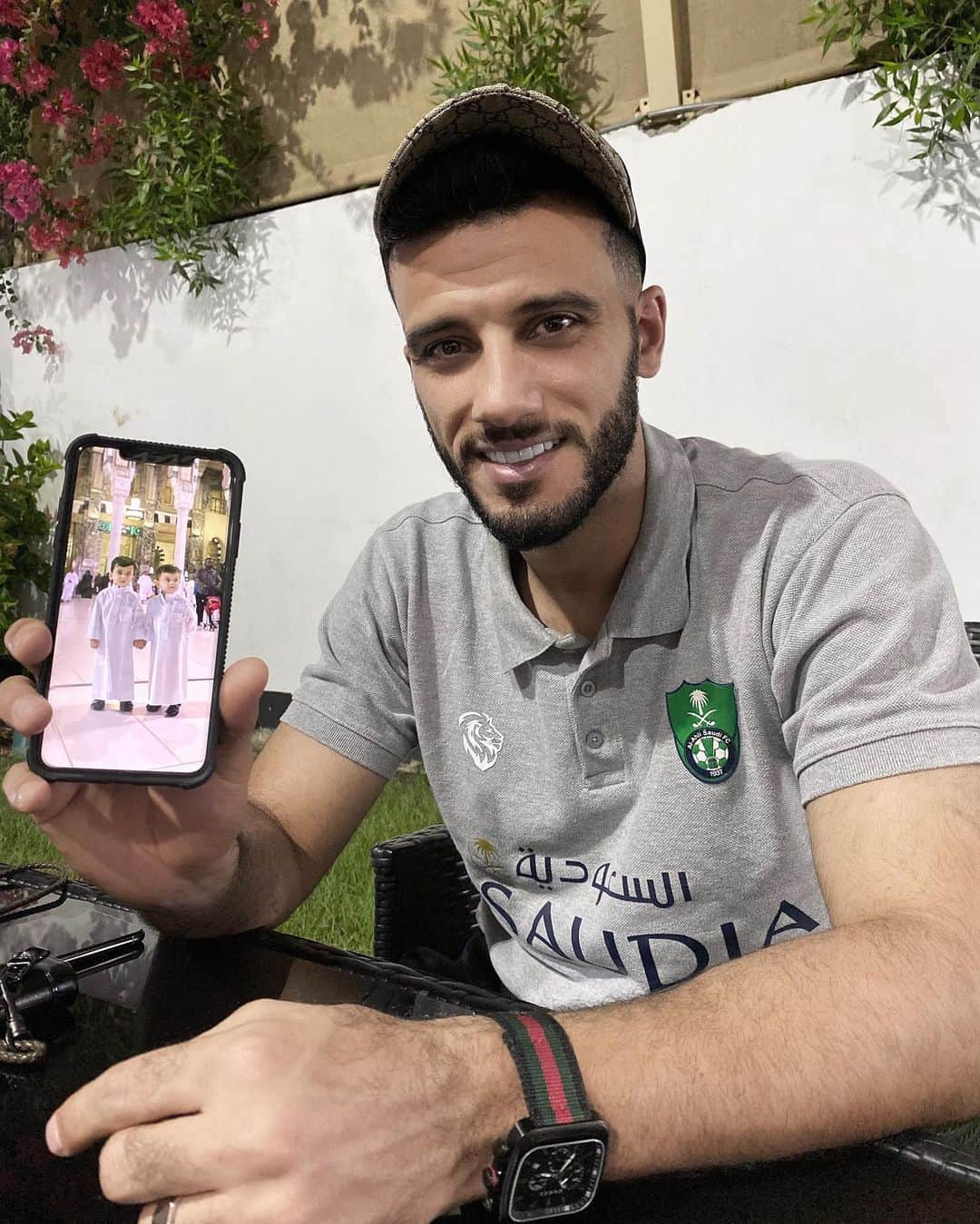 オマル・アッ＝ソーマのインスタグラム：「احلى شي في دنيتي كلها، اولادي في الحرم قولوا ماشاء الله ❤️」