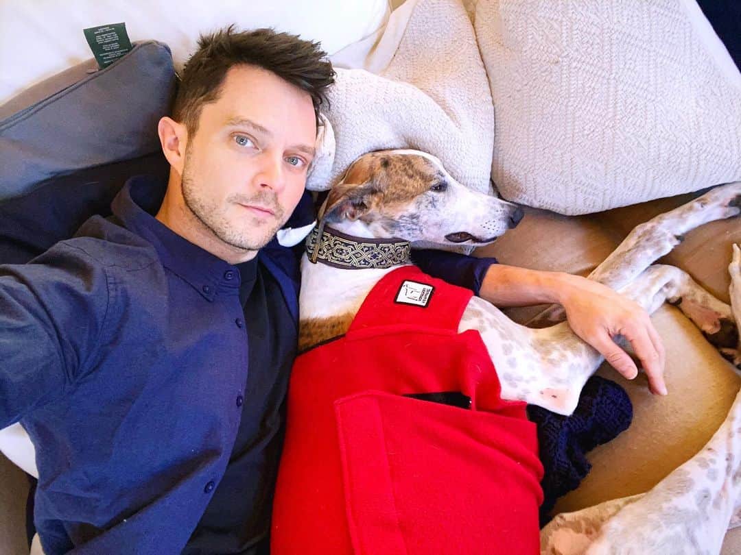 イーライ・リエブのインスタグラム：「Morning cuddles 🥰」