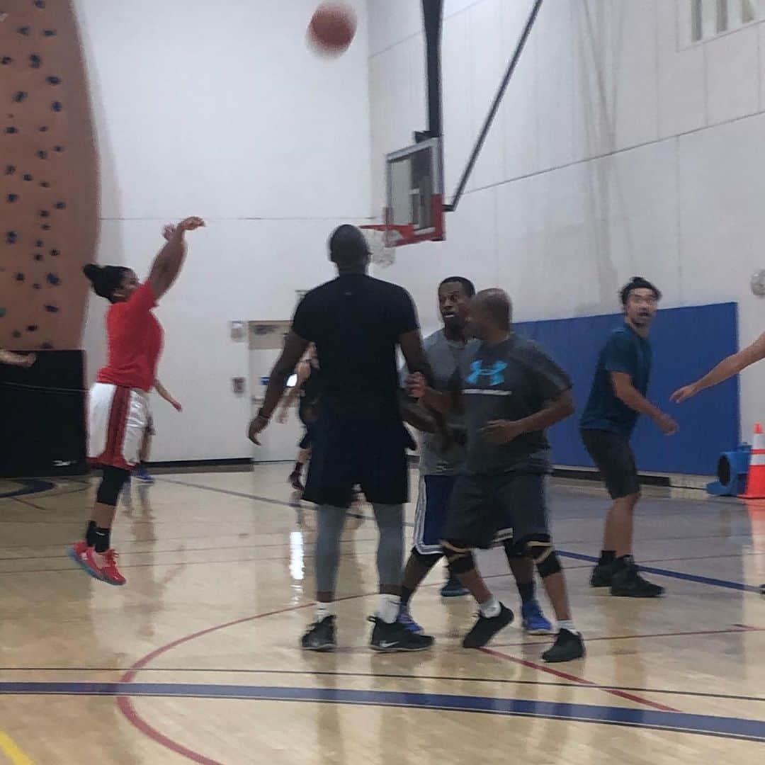 クラーク・グレッグのインスタグラム：「@nisetoosilly_x5 giving buckets!!!」