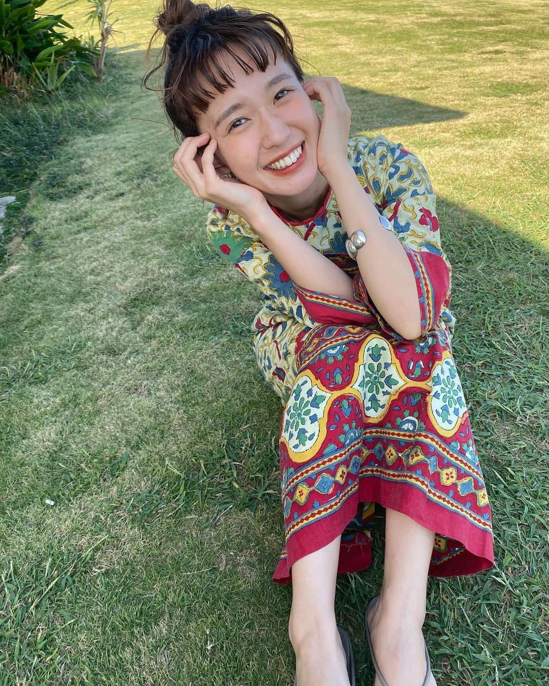 柴田紗希さんのインスタグラム写真 - (柴田紗希Instagram)「宮古島にやってきました！🌱✨ 旅部〜！！！今回もこの3人で。 大晴天にお感謝です♡ いろいろもう周ってるけどここは 島カフェ「とぅんからや」の外にあるゆる〜いスポット。 気持ちよすぎて寝転びましたさ☺️ . . #旅部 #ジェットスター #ジェットスターで宮古のしま #ジェットスターで下地島 #島旅 #とぅんからや」11月6日 16時37分 - shibasaaki