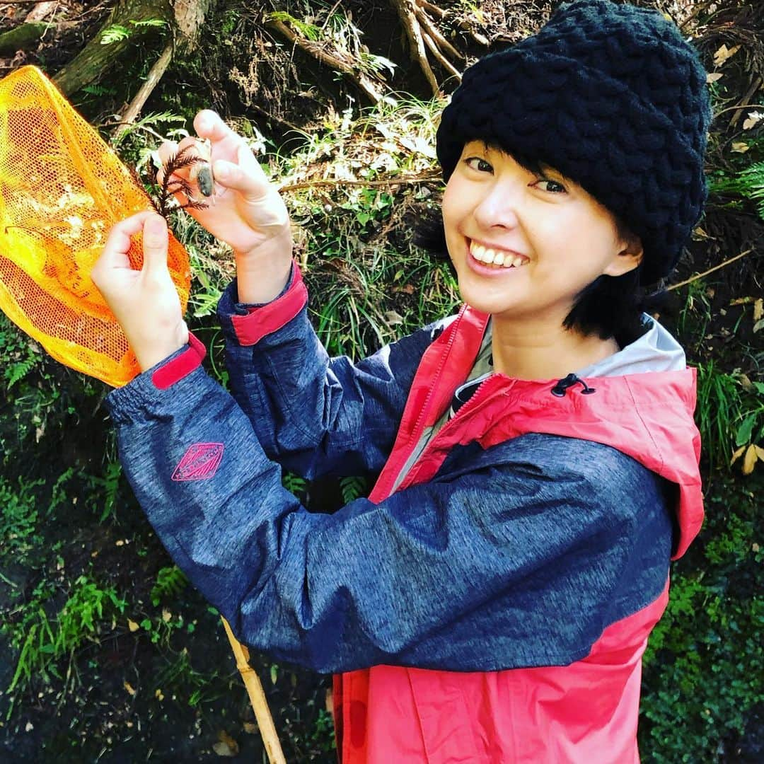 野村佑香さんのインスタグラム写真 - (野村佑香Instagram)「二児とも誕生日の近く、しかも夫婦の結婚記念日も一緒という運命的⁉️ともいえる友達家族に誘ってもらって、 三連休は、千葉にあるグランピングがらできる施設、『花山水』へ⛰  お互いちびちゃんがいるので、今回は露天風呂付き❤️の特別室に泊まらせてもらって、豪華な炉端焼きに子供も大人も興奮してたらふくいただき✨  次の日は、施設内にある川に大人も子供も長靴を貸してもらってじゃぶじゃぶ入る‼️ 上の子供たちは、ふたりとも全身びしょ濡れで楽しみ（その後、お風呂直行）大人達も自然に癒されました⭐️ 素晴らしき充実の2日間でした🦀  #半裸の子がいるよ ？！#11月です#将来大物#次はグランピングしたい#bbqも#子供達の成長#眩しい#千葉#花山水」11月6日 16時34分 - nomuyuu