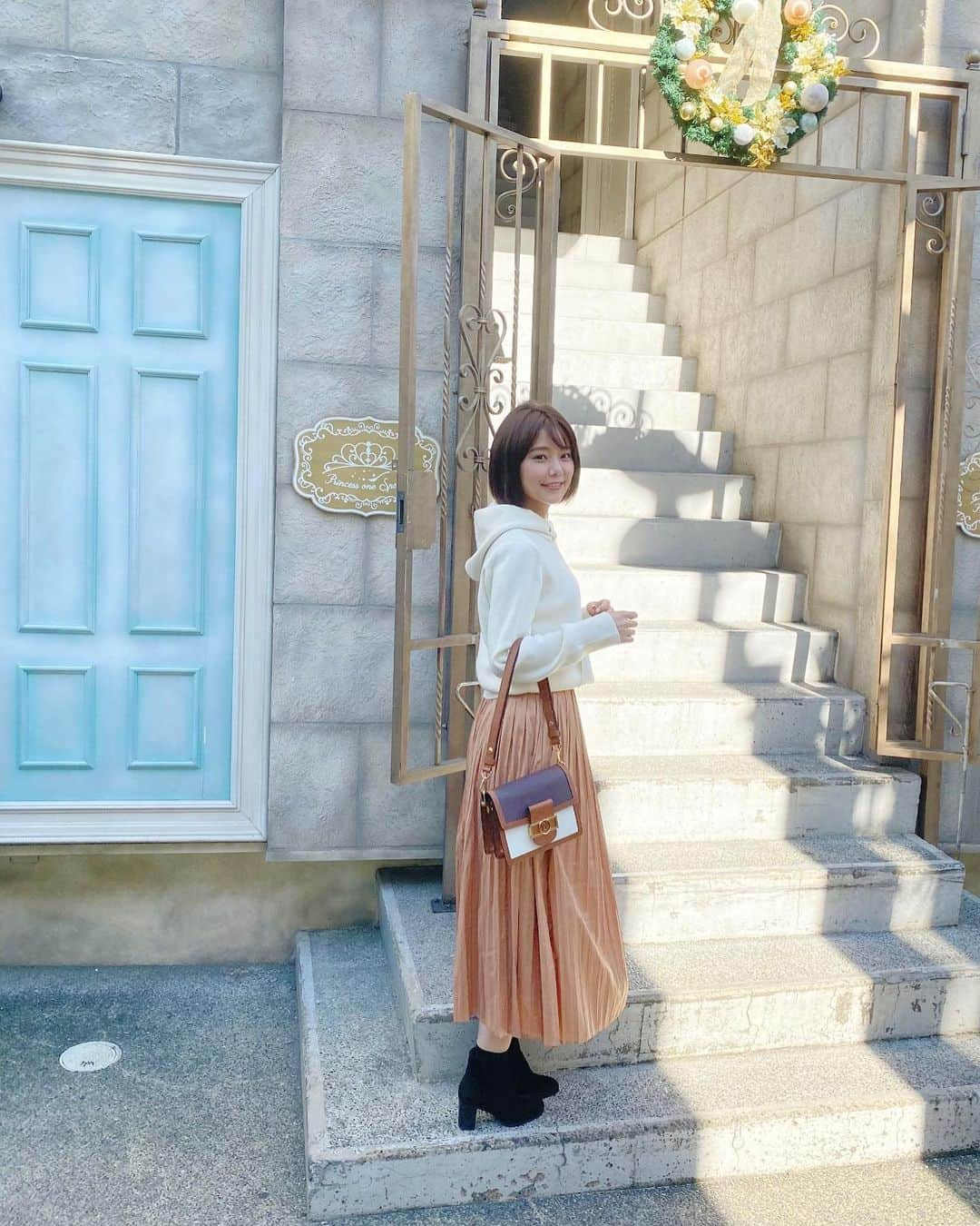 林村ゆかりさんのインスタグラム写真 - (林村ゆかりInstagram)「インスタ投稿がお久しぶりに。﻿ ニットのパーカー着やすい❤︎﻿ ﻿ 原宿にあるビゴライブにてイベントの打ち合わせでした。帰りにインスタスポット𓂃𓈒𓏸﻿ 今月は引き出し増やすためにライブ配信をお休みしてます。色んな体験しますので１２月から楽しいお話しましょう😂インスタたくさん投稿したいな！﻿ ﻿ お洋服は#loungedress 靴は#バーニーズニューヨーク です♪﻿ ﻿ ﻿ ﻿ ﻿ ﻿ ﻿ ﻿ #インスタ映えスポット#原宿#Princessonespoon#インスタスポット#harajuku﻿ #コーディネート#コーデ#大人女子コーデ#きれいめカジュアル#fashion#カジュアル#160cm以上コーデ#ootd#code#outfit#instafashion#ファッション#style#シンプル#simple#秋コーデ#シンプルコーデ#cordinate#coordinate#今日のコーデ#今日の服#ライブ配信」11月6日 16時35分 - yukarice0