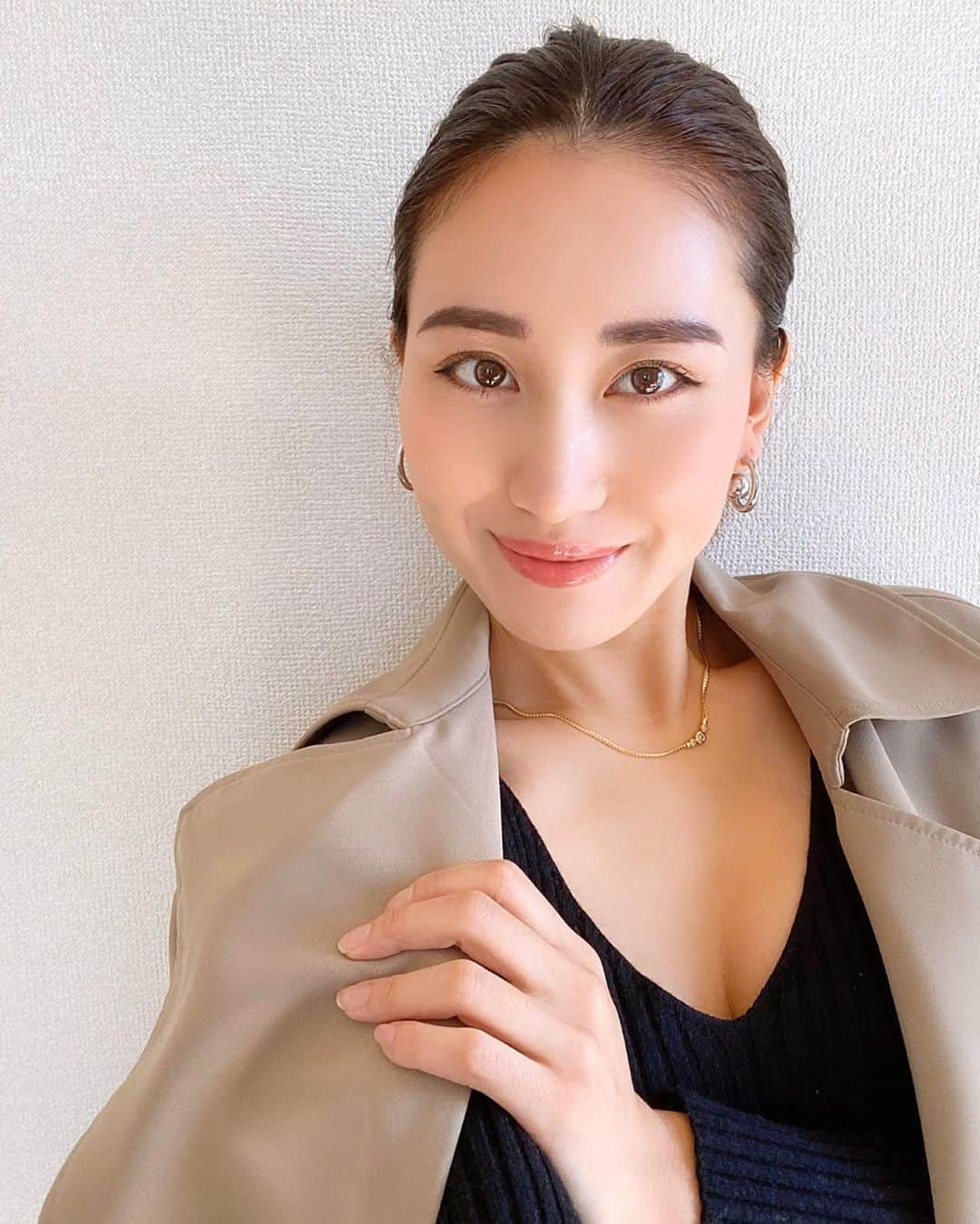 Ayaさんのインスタグラム写真 - (AyaInstagram)「久しぶりのmake💄✨ . . 先日A CLINIC横浜店で 　@aclinic_yokohama  #ハイドラジェントル を受けてきました💆‍♀️💕 . . ハイドラジェントルとは、 3種類のステップで2種類のピーリング剤を使用し、 お肌に優しいピーリングとディープクレンジング、 そして美容液の導入を同時に行える、 新しいピーリングマシーンだそうです❤️🙏🏻 . . 肌表面の汚れや角質がとれて その場で確認ができます！😳 やった後はモチモチやし 翌朝の化粧のりも全然ちがう‼️‼️ . . @drtakashibata 先生 ありがとうございました🙏🏻 #ハイドラジェントル#aclinic #aclinic銀座 #aクリニック #エークリニック#美容#美肌#美容外科 #美容皮膚科#美容クリニック#谷口弘樹 #山崎香名 #小松塁#古谷哲也」11月6日 17時02分 - aya__fit