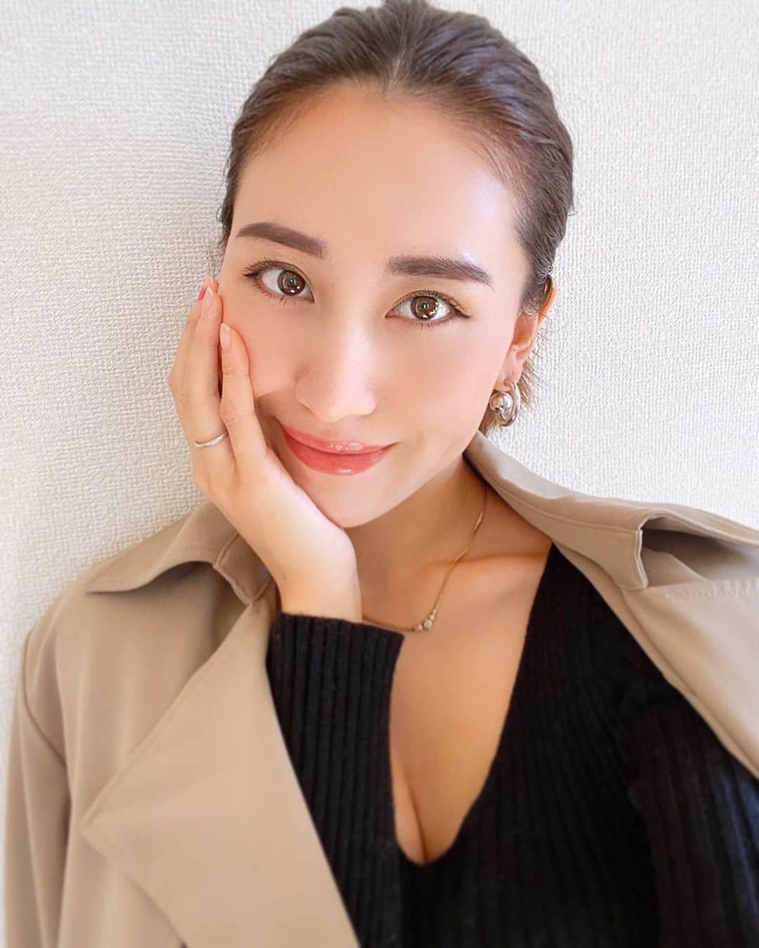 Ayaさんのインスタグラム写真 - (AyaInstagram)「久しぶりのmake💄✨ . . 先日A CLINIC横浜店で 　@aclinic_yokohama  #ハイドラジェントル を受けてきました💆‍♀️💕 . . ハイドラジェントルとは、 3種類のステップで2種類のピーリング剤を使用し、 お肌に優しいピーリングとディープクレンジング、 そして美容液の導入を同時に行える、 新しいピーリングマシーンだそうです❤️🙏🏻 . . 肌表面の汚れや角質がとれて その場で確認ができます！😳 やった後はモチモチやし 翌朝の化粧のりも全然ちがう‼️‼️ . . @drtakashibata 先生 ありがとうございました🙏🏻 #ハイドラジェントル#aclinic #aclinic銀座 #aクリニック #エークリニック#美容#美肌#美容外科 #美容皮膚科#美容クリニック#谷口弘樹 #山崎香名 #小松塁#古谷哲也」11月6日 17時02分 - aya__fit