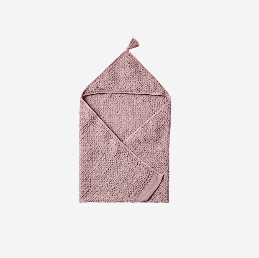 MARLMARL（マールマール）さんのインスタグラム写真 - (MARLMARL（マールマール）Instagram)「hooded towel 1 lavender﻿ ¥ 6,800 + tax﻿ ﻿ ﻿ ___﻿ ﻿ ベビーからキッズまで#長く使える﻿ made in Japanの#ワッフルタオル﻿ です。﻿ ﻿ 柔らかく、洗うほどに風合いの増す質感はコットンとリネンの糸をミックスすることで実現しました。﻿ ﻿ #おくるみ や#バスタオル 、お昼寝の#タオルケット としても、マルチに活躍します。また、フード部分のタッセルがキュートなアクセントに。﻿ ﻿ 胸元のスナップボタンで着脱かんたん、子どもが動いても安心です。﻿ かわいすぎないラベンダーカラーで、女の子ベビーへの出産祝いにもおすすめ。﻿ ﻿ ﻿ #名入れ刺繍　可能﻿ #ギフトラッピン　可能﻿ ﻿ ___﻿ @marlmarl_tokyo﻿ @marlmarl_shop﻿ ﻿ #marlmarl #marlmarl_cd ‌‌‌﻿ #babygift‌‌#babyshower‌‌#出産祝い‌‌﻿ #ベビーギフト‌#名入れ‌#マールマール‌‌﻿ #子どものいる暮らし#赤ちゃんのいる暮らし#babylife#babystyle#ママライフ#マタニティ#新米ママ#育児」11月6日 17時03分 - marlmarl_tokyo