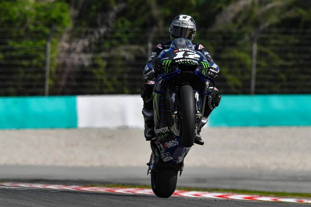 MotoGPさんのインスタグラム写真 - (MotoGPInstagram)「Throw that front wheel up, @maverick12official! 😎 // Happy #WheelieWednesday with the #MalaysianGP 🇲🇾 race winner! 🥇 #MotoGP #MV12 #Motorcycle #Racing #Motorsport #Wheelie」11月6日 17時00分 - motogp