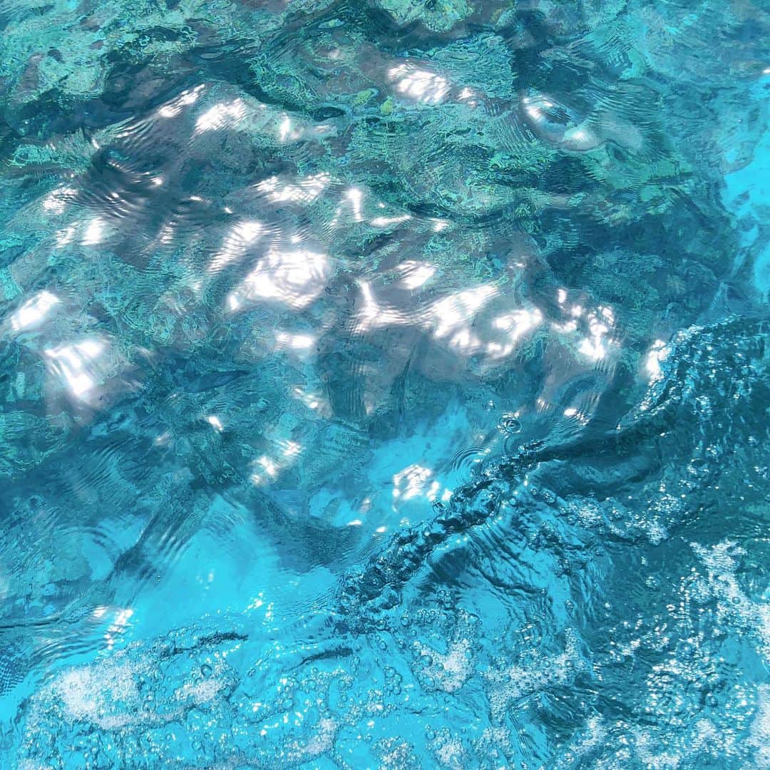 旅工房公式さんのインスタグラム写真 - (旅工房公式Instagram)「#ニューカレドニア﻿ ﻿ 美しいサンゴ礁が有名なニューカレドニア。﻿ それぞれに個性を持つ島が多くあり、﻿ 美しい島を巡る離島ツアーは﻿ ニューカレドニア旅行の中でも人気のプラン🏝﻿ ﻿ ━━━━━━━━━━━━━━━﻿ ﻿ 1-2.離島・ウベア島の海は鮮やかでびっくりするほどの透明度🐬﻿ ﻿ 3.ニューカレドニアの中心地・ヌメアの海！﻿ ウインドサーフィンのメッカでもあります🏄‍♀️﻿ ﻿ 4.映えof映えのneabowlsのバーガー。マッシュルームの入ったベジタリアン仕様🥦﻿ ﻿ 5.ビーチならでは、サンセットの絶景も楽しんで🌞﻿ ﻿ ━━━━━━━━━━━━━━━ .﻿ ﻿ 素敵な海外のスポットやグルメ、アイテムの写真には﻿ ぜひ#旅工房 や @tabikoboをタグ付けしてください🌷」11月6日 17時11分 - tabikobo
