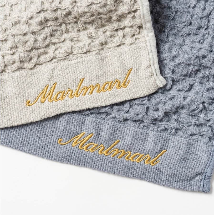 MARLMARL（マールマール）さんのインスタグラム写真 - (MARLMARL（マールマール）Instagram)「特別感のあるギフトをお探しなら.... フード付きワッフルタオルに オプションで「名入れ刺繍」をプラス！ -﻿hooded towel- (全3色)  MARLMARL直営店又はオンラインでも 名入れ刺繍オーダーが可能です。 ﻿ @marlmarl_shop  ___﻿ ﻿﻿ made in Japanの#ワッフルタオル はベビーからキッズまで　 長く使っていただける実用的なアイテムです。﻿ ﻿ 柔らかく、洗うほどに風合いの増す質感はコットンとリネンの糸をミックスすることで実現しました。﻿ ﻿ #おくるみ や#バスタオル 、お昼寝の#タオルケット としても、マルチに活躍します。また、フード部分のタッセルがキュートなアクセントに。﻿ ﻿ 胸元のスナップボタンで着脱かんたん、子どもが動いても安心です。﻿ ﻿ ﻿ #名入れ刺繍　可能﻿ #ギフトラッピン　可能﻿ ﻿ ___﻿ @marlmarl_tokyo﻿ @marlmarl_shop﻿ ﻿ #marlmarl #marlmarl_cd ‌‌‌﻿ #babygift‌‌#babyshower‌‌#出産祝い‌‌﻿ #ベビーギフト‌#名入れ‌#マールマール‌‌﻿ #子どものいる暮らし#赤ちゃんのいる暮らし#babylife#babystyle#ママライフ#マタニティ#新米ママ#育児」11月6日 17時11分 - marlmarl_tokyo