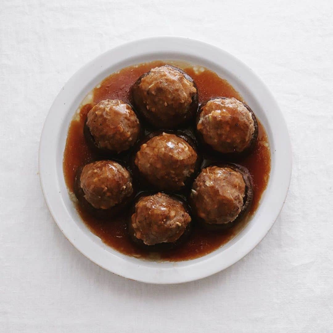 のインスタグラム：「Stuffed mushrooms🍄 . 今夜の椎茸の肉詰め。 鶏挽肉に塩胡椒をし、 粗めに刻んだ生姜と 葱と石づきを混ぜて、 てんこ盛りに詰めて、 オーブン焼きにして。 タレは肉汁を活用し 黒酢あんかけにして。 . . #椎茸の肉詰め #椎茸 #しいたけ #おかず #お惣菜 #stuffedmushrooms」