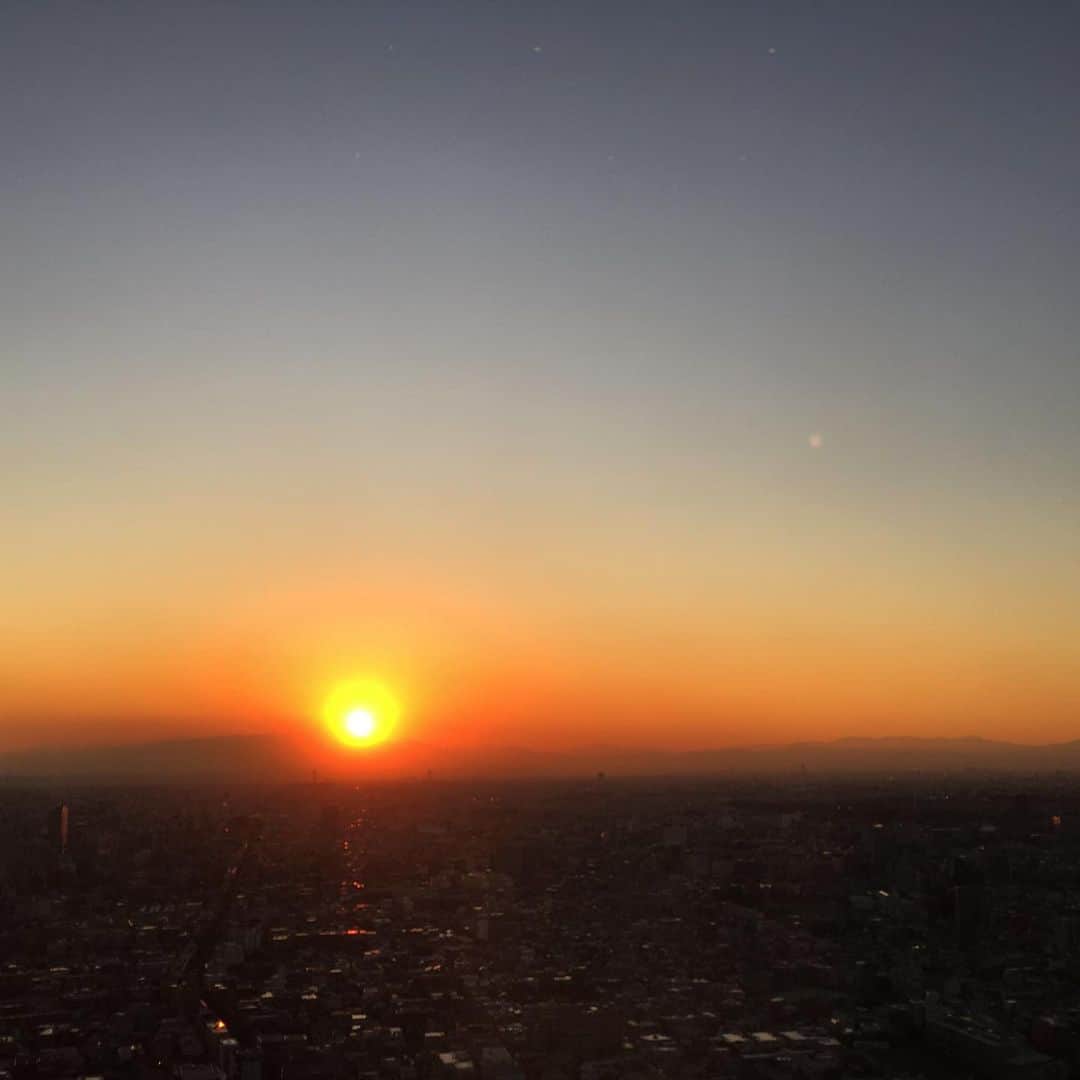 Park Hyatt Tokyo / パーク ハイアット東京さんのインスタグラム写真 - (Park Hyatt Tokyo / パーク ハイアット東京Instagram)「美しい #夕陽 に #富士山 のシルエットが映り、#梢 に日本画を思わせる光景が広がりました。 #MtFuji at #sunset from #Kozue. A good sign for a wonderful evening! #parkhyatttokyo #パークハイアット東京 #梢」11月6日 17時06分 - parkhyatttokyo