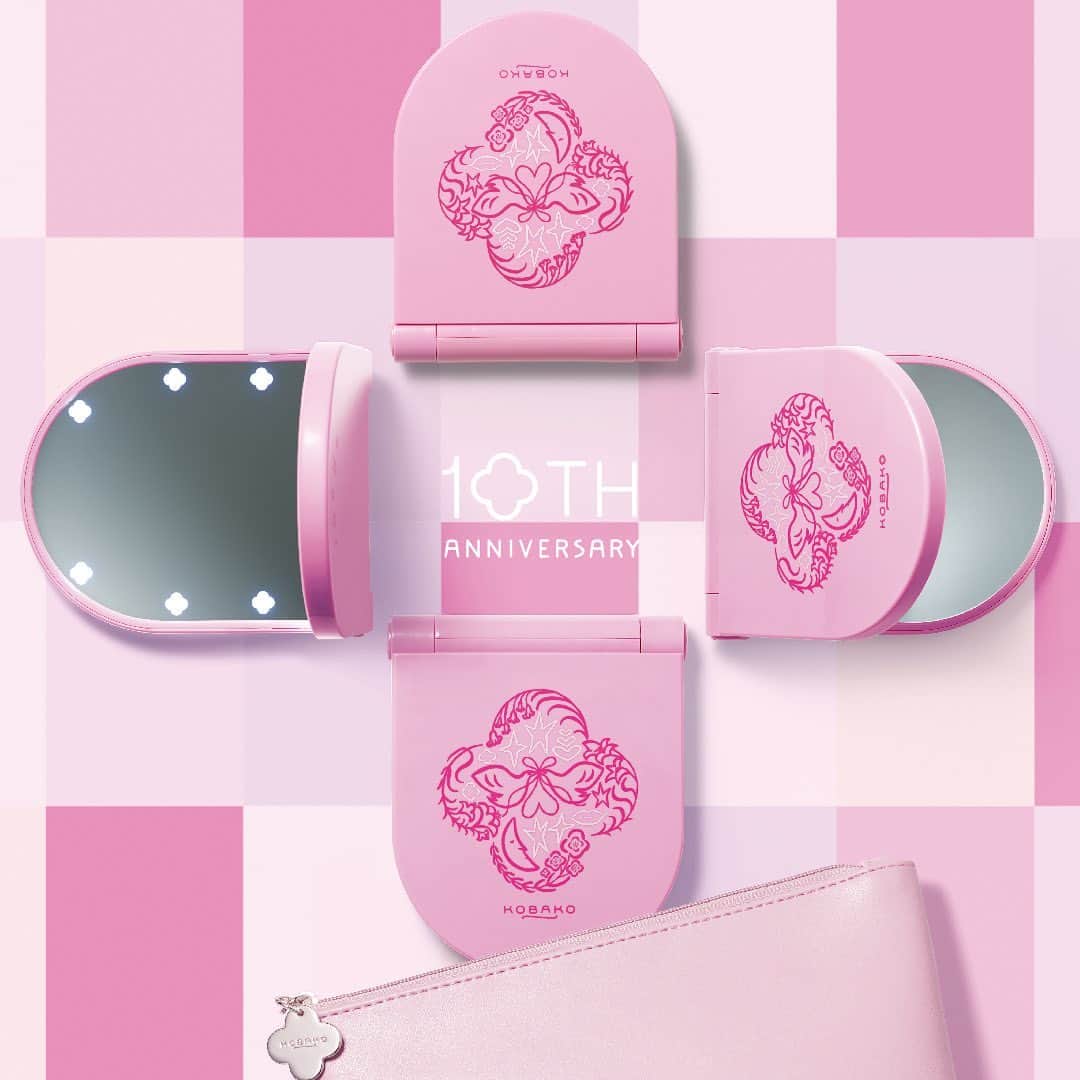 kobako.kaiさんのインスタグラム写真 - (kobako.kaiInstagram)「KOBAKO 10th Anniversary Limited Collection 「Cosmetic Mirror Set Pink」 2019.11.6 in store！ . 鏡に想いを。星に願いを。 ブランドデビュー10周年を迎えた＜KOBAKO＞より、アニバーサリーイヤーの限定コレクション第3弾「コスメティックミラーセット ピンク」が登場！ 大ヒットアイテム「コスメティックミラー」は、3年ぶりの限定デザイン。「ポーチ」とのセットで、きらめく季節に、ちょっぴりうぬぼれたくなる私へ。 コスメティックミラーセット ピンク　￥5,000＋tax ※数量限定商品 . KOBAKO 10th Anniversary Special 第3弾「コスメティックミラーセット ピンク」 Instagramキャンペーン . ブランド10周年への感謝をこめて、「コスメティックミラーセット ピンク」をプレゼント！ KOBAKO公式Instagramをフォローの上、以下のいずれかで応募完了♡ 1.「いいね！」＆「コメント」 この投稿に「いいね！」のうえ、テーマにあわせた「コメント」を、 #kobako10th #コスミラ のハッシュタグをつけて投稿。 テーマ：あなたは「鏡」にどんな想いをこめる？ . または . 2. リポスト この投稿をリポスト。 . 抽選で1より5名さま、2より5名さまの計10名さまに「コスメティックミラーセット ピンク」をお届けします。 . キャンペーンの詳細は @kobako_official のプロフィールより、公式サイトのNewsをチェック！ ご応募、お待ちしてます☺︎ . ※本企画はInstagram運営会社とは関係ありません。また、応募は1アカウントにつき1回でお願いいたします。 その他詳細は KOBAKO公式サイトにてご確認ください。 --- #kobako #コバコ #10thanniversary #beautytools #ビューティーツール #produitdebeauté #コスメティックミラー #cosmeticmirror #メイクツール #鏡 #化粧道具 #beauty #beauté #美妝 #instabeauty #instagood #kai  #貝印 #kobakopink #平澤まりこ #illustration #数量限定 #2019コフレ #キャンペーン #プレゼント」11月6日 17時06分 - kobako_official