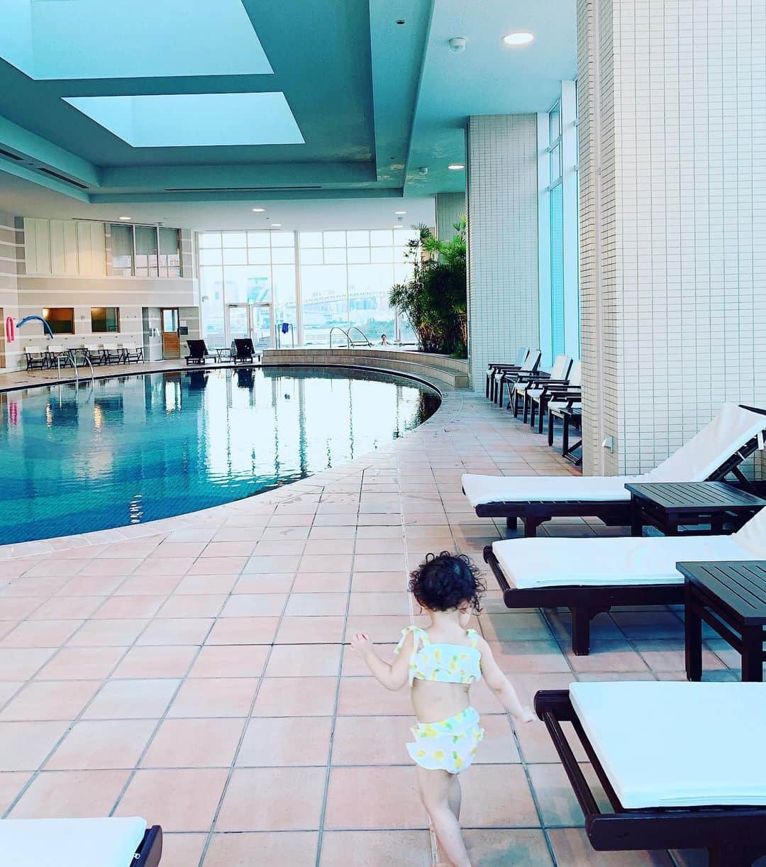 森下悠里さんのインスタグラム写真 - (森下悠里Instagram)「週一の親子プール💓 - 大好き親子と一緒に来たよ✨ - #子供連れ　#プール #pool #Hilton」11月6日 17時07分 - yuurimorishita