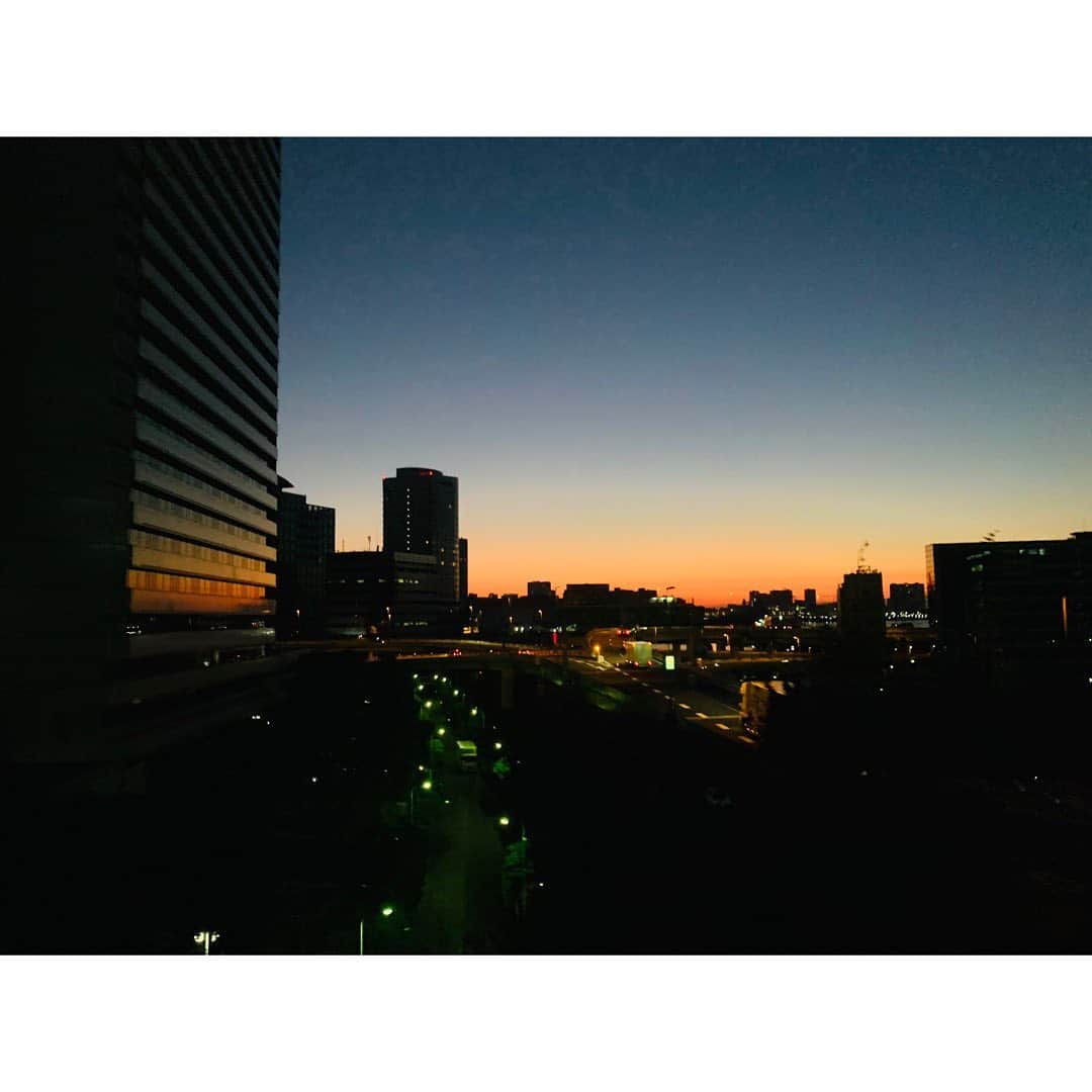 中西圭三さんのインスタグラム写真 - (中西圭三Instagram)「11/6 Goooood morning TOKYO！  おはようございます。 気温11℃ 快晴の東京です。 今日も自分らしく精一杯！ 行っときましょう💪 😉🤟 今日も夕方の更新でごめんなさい。 慌しく動いていましたが今日はいい天気でしたね。汗ばむような暖かさ。季節は一体どうしちゃったのでしょう… お疲れさま。明日も頑張りましょう！  #朝 #朝さんぽ #朝日 #朝日ハンター #朝焼け #イマソラ #日の出 #湾岸エリア #goodmorning  #morning #mysky #JAPAN #PH+OTO #おはよう」11月6日 17時15分 - keizo1111