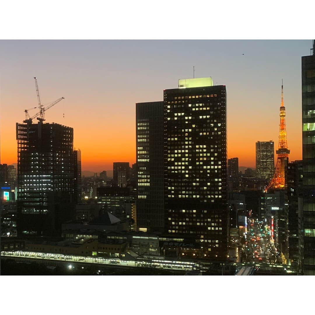 中西圭三さんのインスタグラム写真 - (中西圭三Instagram)「11/6 Goooood morning TOKYO！  おはようございます。 気温11℃ 快晴の東京です。 今日も自分らしく精一杯！ 行っときましょう💪 😉🤟 今日も夕方の更新でごめんなさい。 慌しく動いていましたが今日はいい天気でしたね。汗ばむような暖かさ。季節は一体どうしちゃったのでしょう… お疲れさま。明日も頑張りましょう！  #朝 #朝さんぽ #朝日 #朝日ハンター #朝焼け #イマソラ #日の出 #湾岸エリア #goodmorning  #morning #mysky #JAPAN #PH+OTO #おはよう」11月6日 17時15分 - keizo1111