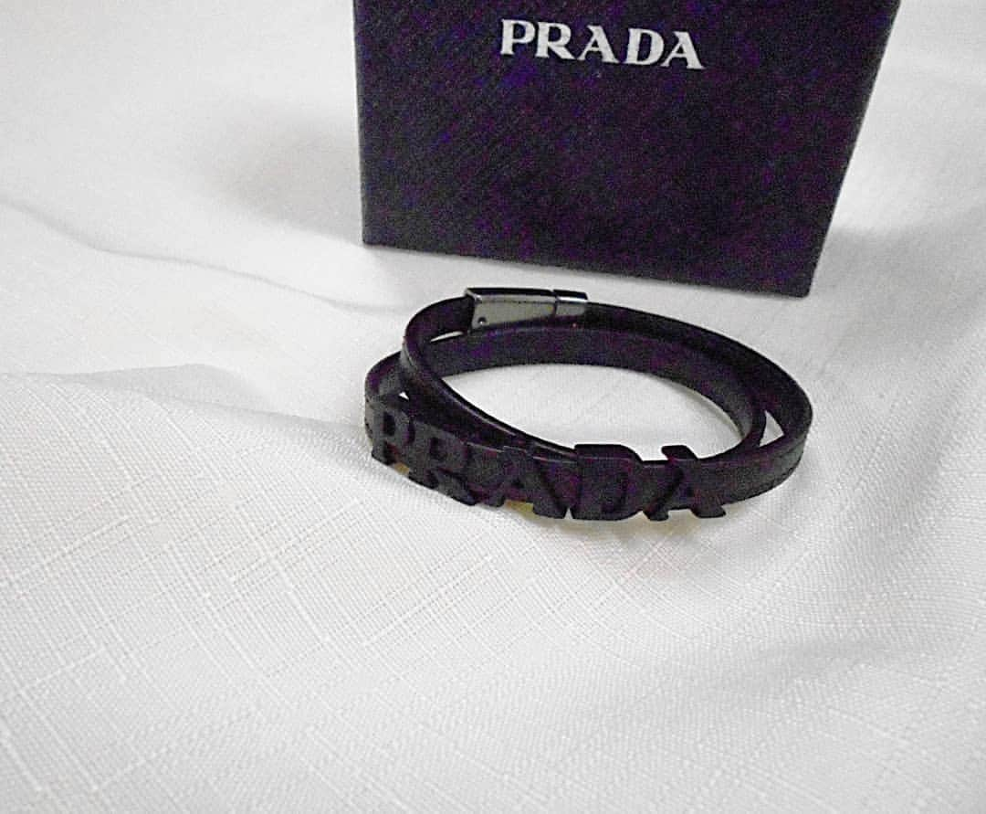 RECLOのインスタグラム：「PRADA SAFFIANO COLOR bracelet #prada  #reclo #buyonreclo  #sellonreclo  #refreshyourcloset」