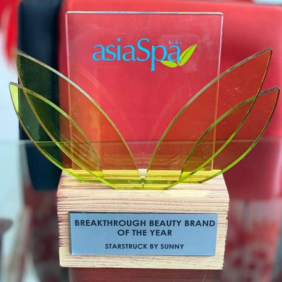 サニー・レオーネさんのインスタグラム写真 - (サニー・レオーネInstagram)「Thank you @asiaspa.india for awarding @starstruckbysl - "Breakthrough Beauty Brand of the Year".. So proud 😍 . . Outfit: @supriamunjalofficial Accessories: @aquamarine_jewellery Styled by @hitendrakapopara Styling Asst @shiks_gupta25 & @sameerkatariya92 HMU @devinanarangbeauty @jeetihairtstylist Shot by @sjframes」11月6日 17時30分 - sunnyleone